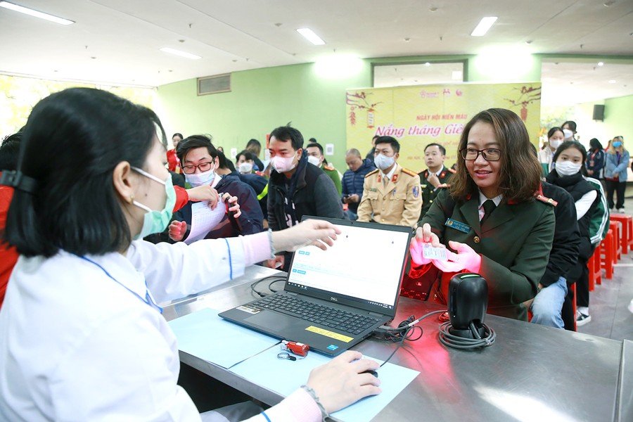 Dân sinh - Những nữ công an Hà Nội xinh đẹp, hiến máu cứu người (Hình 2).