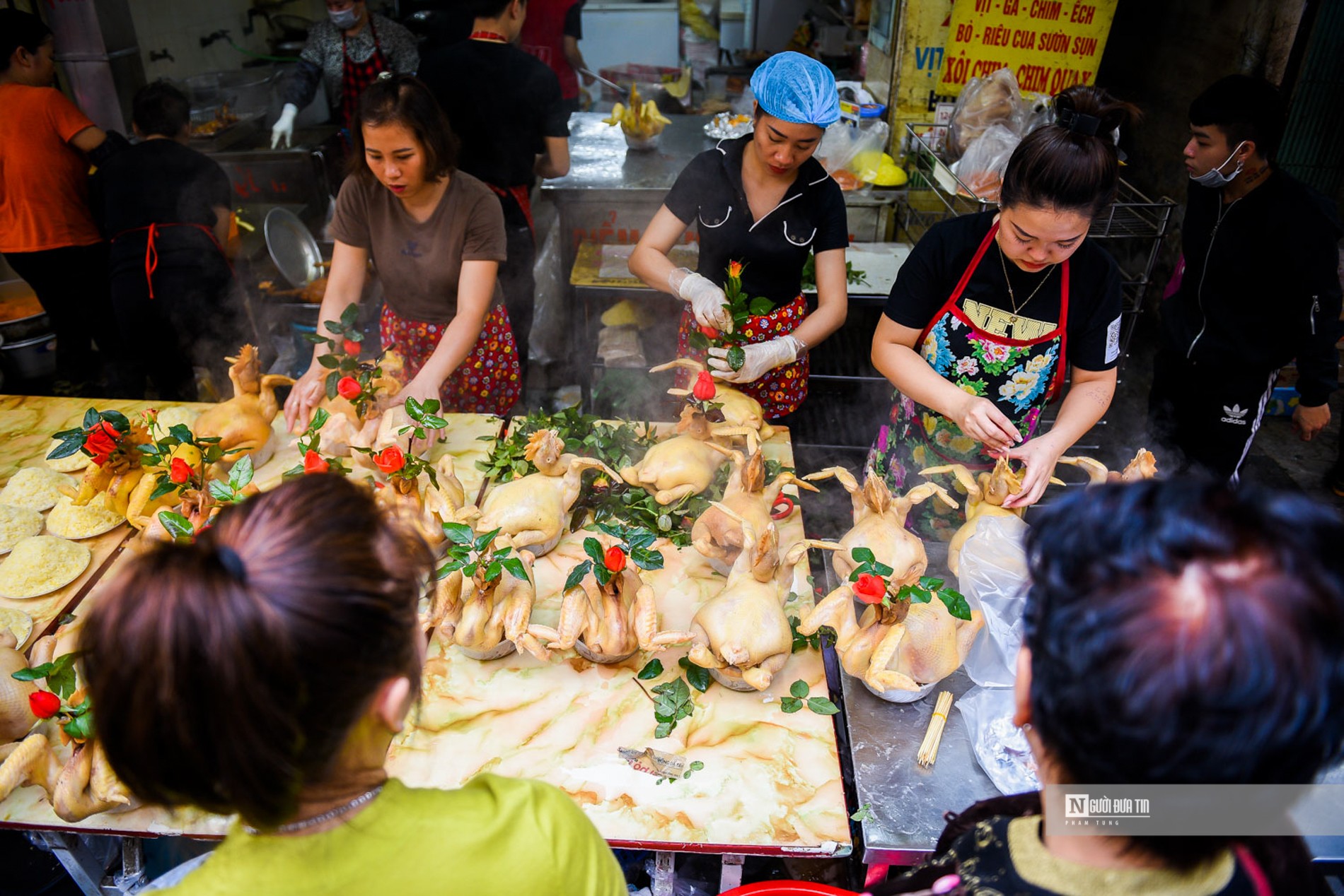 Dân sinh - 'Gà ngậm hoa hồng' tại “chợ nhà giàu” đắt khách ngày ông Công ông Táo (Hình 4).