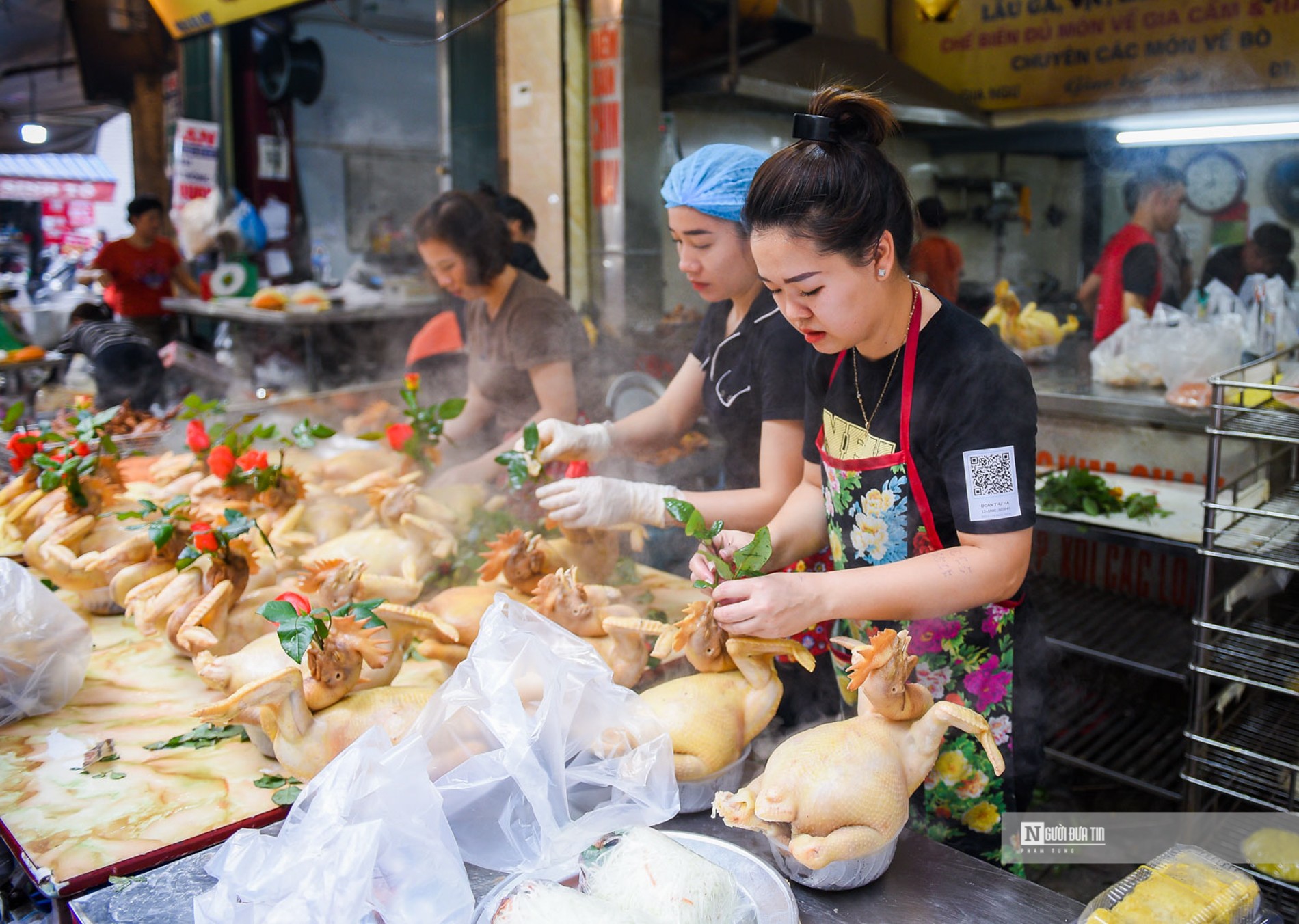 Dân sinh - 'Gà ngậm hoa hồng' tại “chợ nhà giàu” đắt khách ngày ông Công ông Táo (Hình 2).