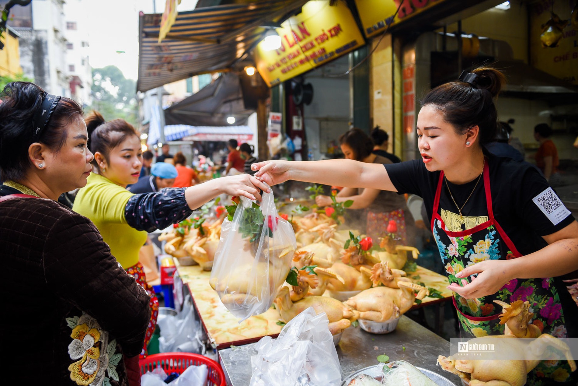 Dân sinh - 'Gà ngậm hoa hồng' tại “chợ nhà giàu” đắt khách ngày ông Công ông Táo (Hình 5).