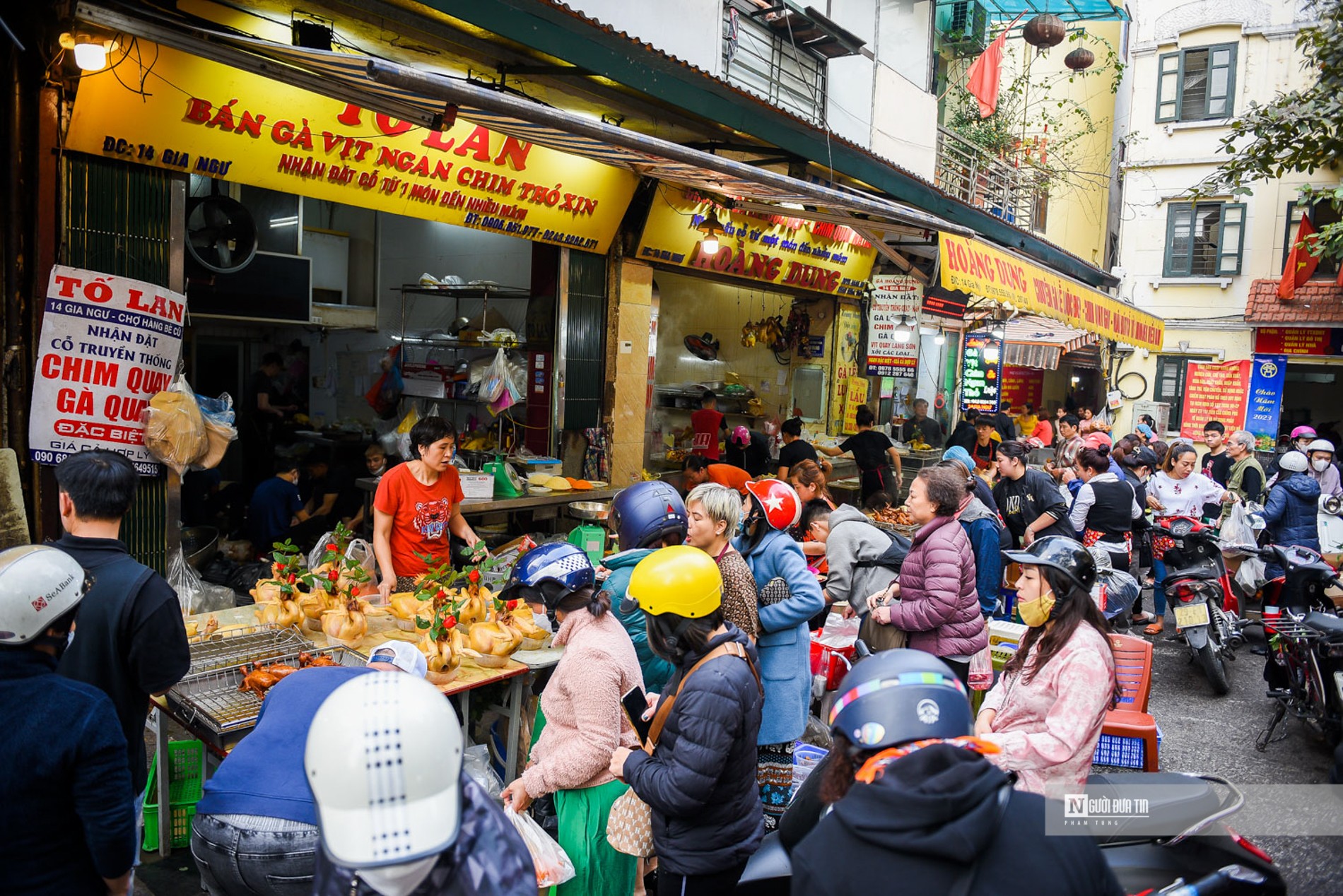 Dân sinh - 'Gà ngậm hoa hồng' tại “chợ nhà giàu” đắt khách ngày ông Công ông Táo