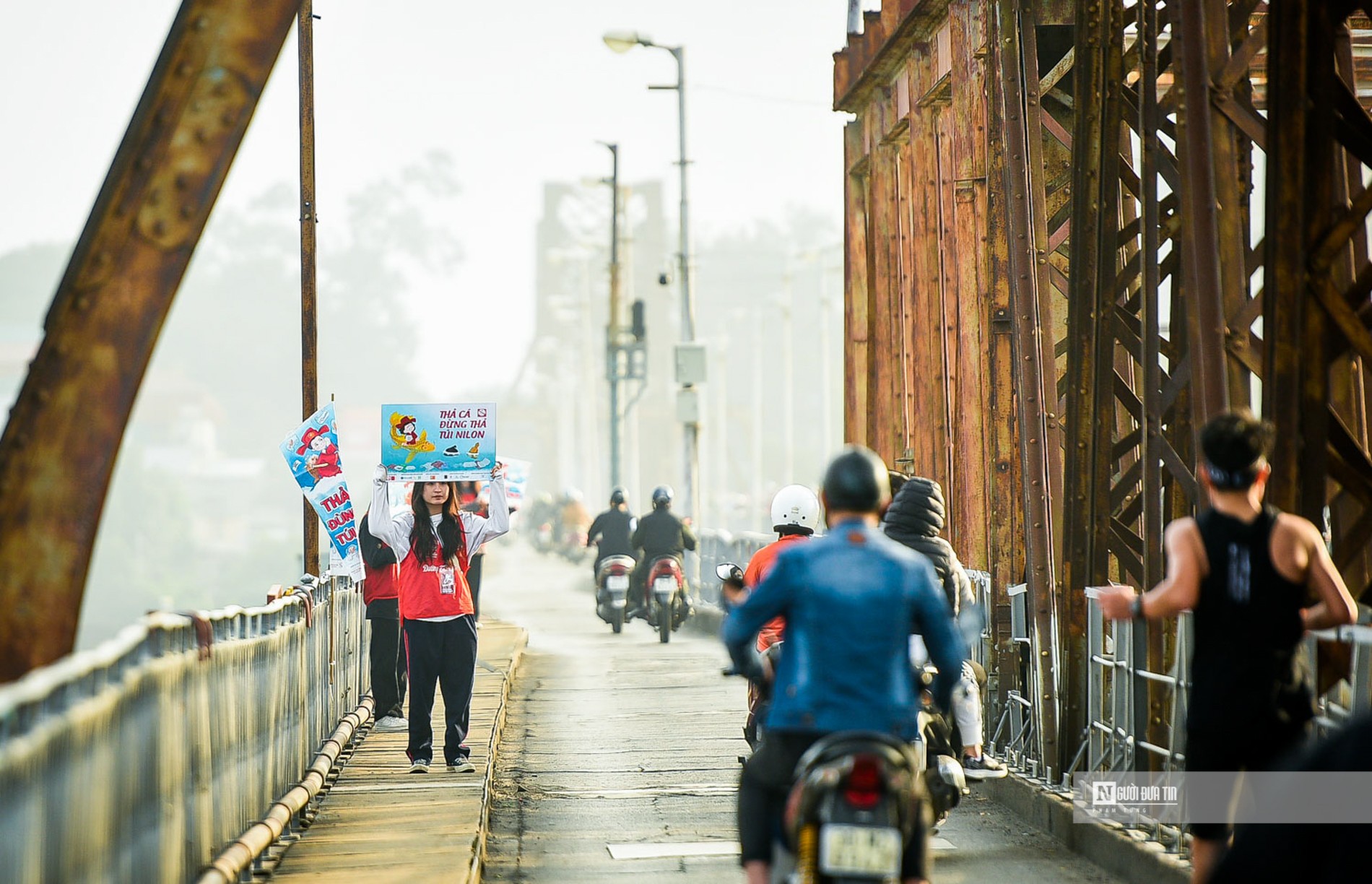 Dân sinh - Cá chép 'bơi ngửa' cùng tro tàn khi vừa được thả (Hình 9).