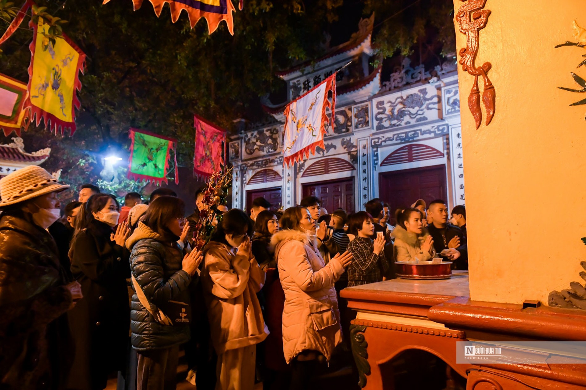 Dân sinh - Hà Nội: Người dân chen chân đi lễ Phủ Tây hồ đêm giao thừa Quý Mão (Hình 7).