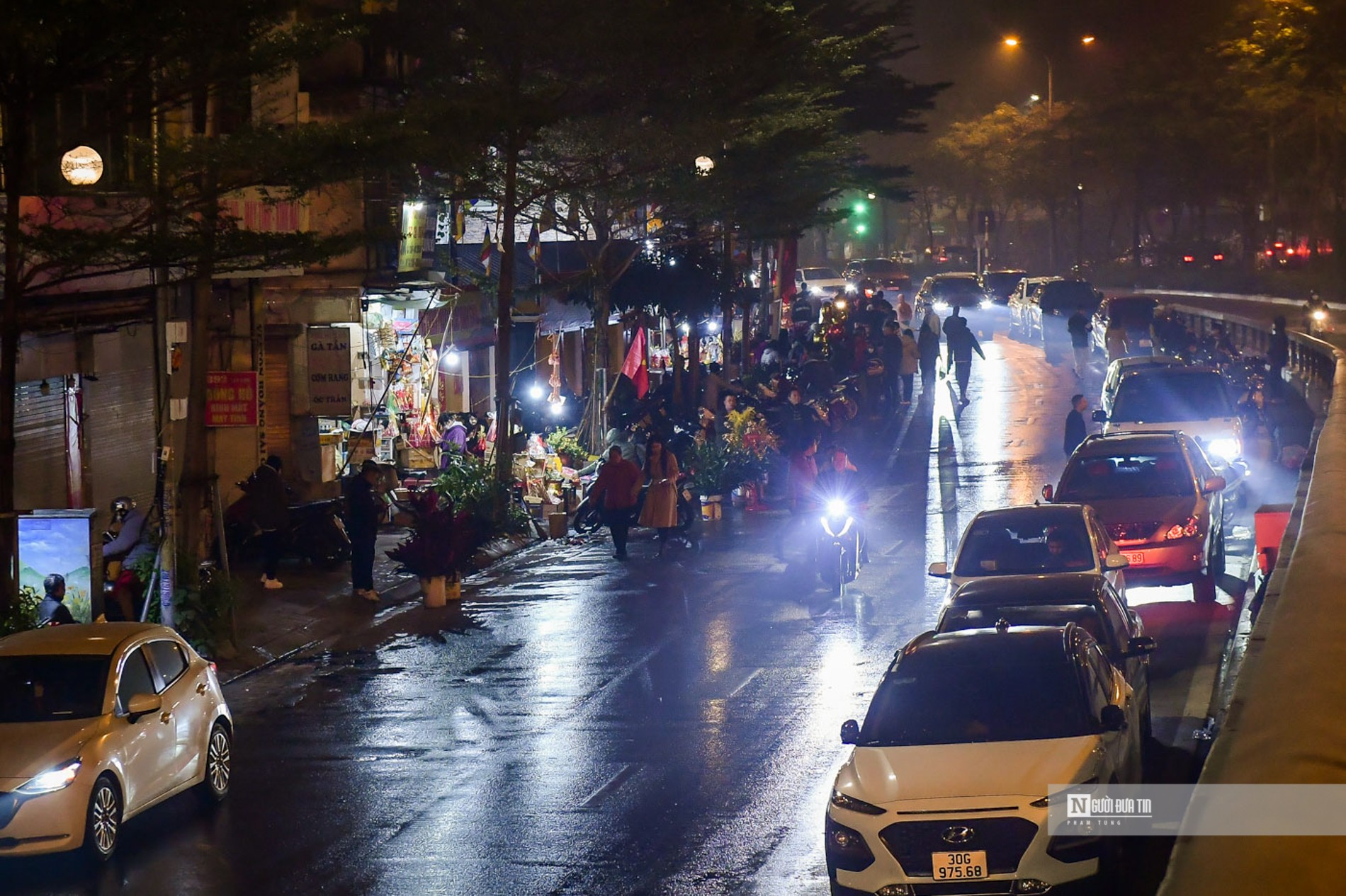 Dân sinh - Hà Nội: Người dân chen chân đi lễ Phủ Tây hồ đêm giao thừa Quý Mão (Hình 14).