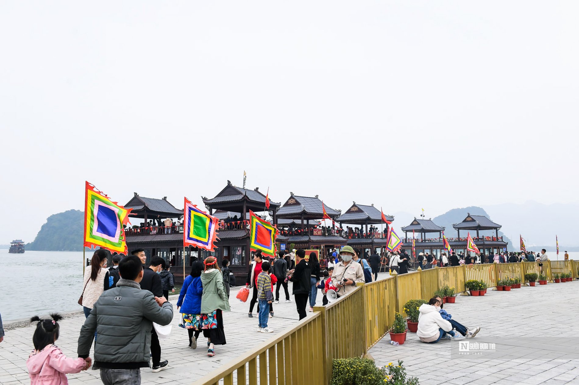 Văn hoá - 'Biển người' chen lấn đi lễ đầu năm tại chùa Tam Chúc (Hình 19).