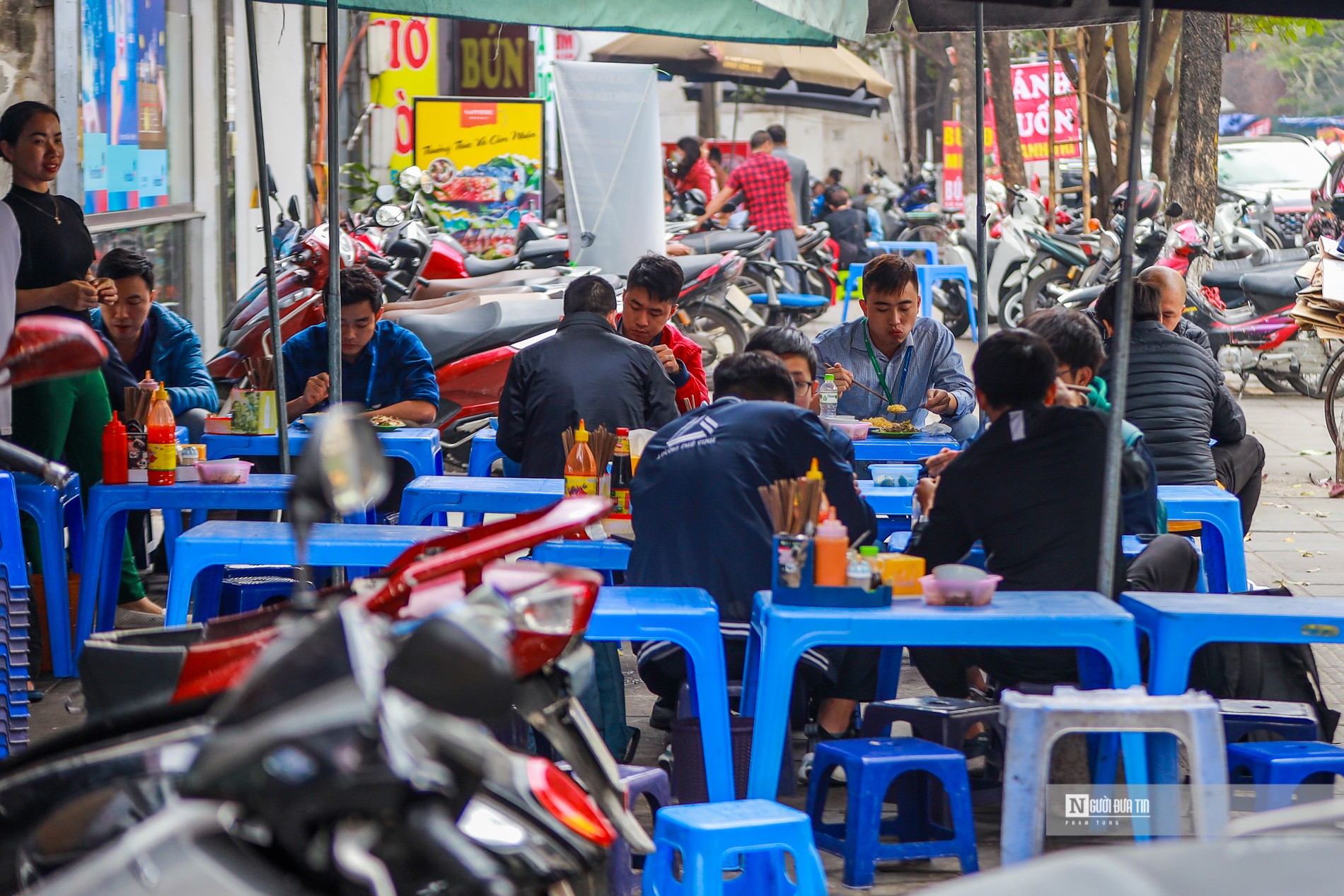 Dân sinh - Muôn kiểu lấn chiếm vỉa hè ở Hà Nội (Hình 10).