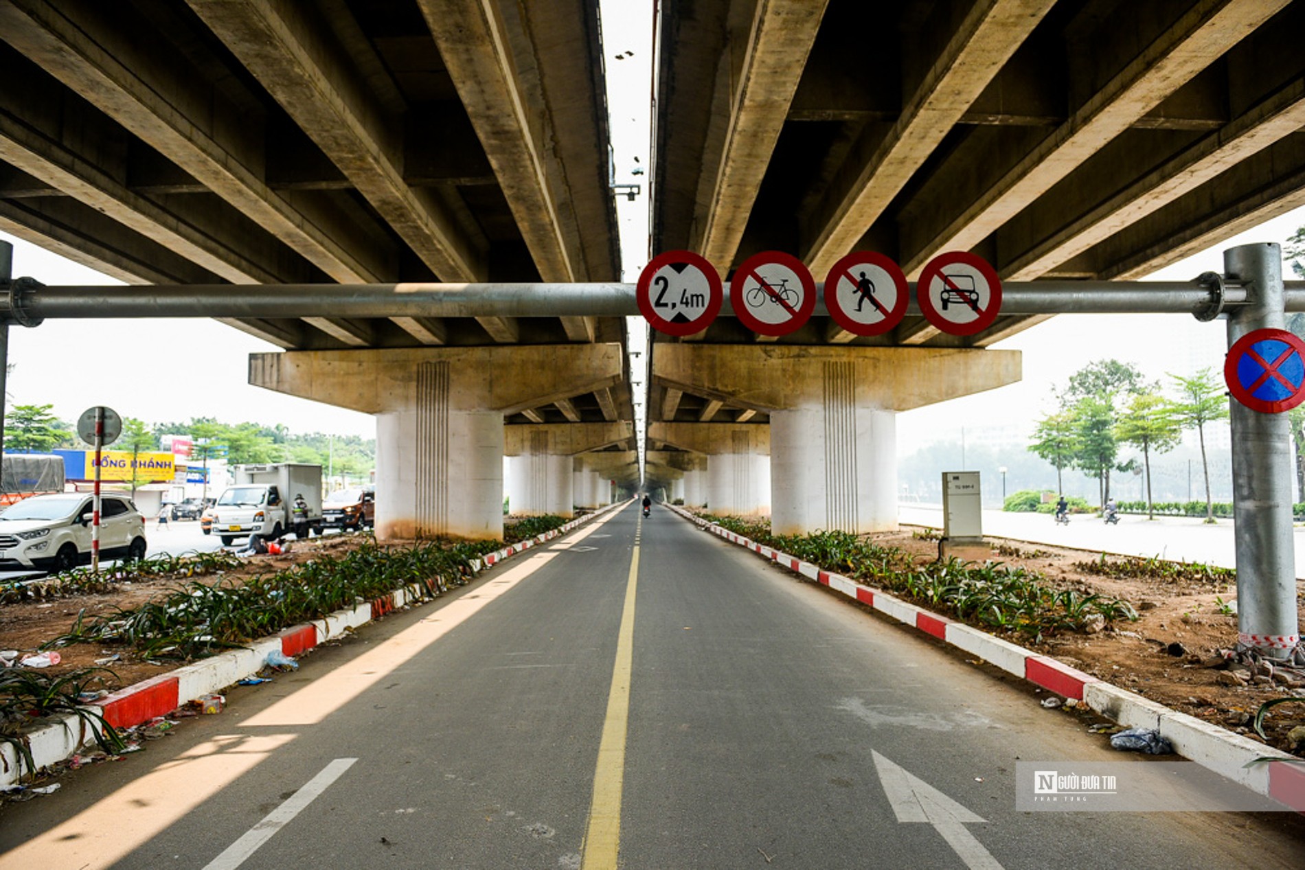 Dân sinh - Hà Nội: Cầu vòm thép 65 tỷ đồng vắng xe qua lại, thành nơi đỗ ô tô (Hình 6).