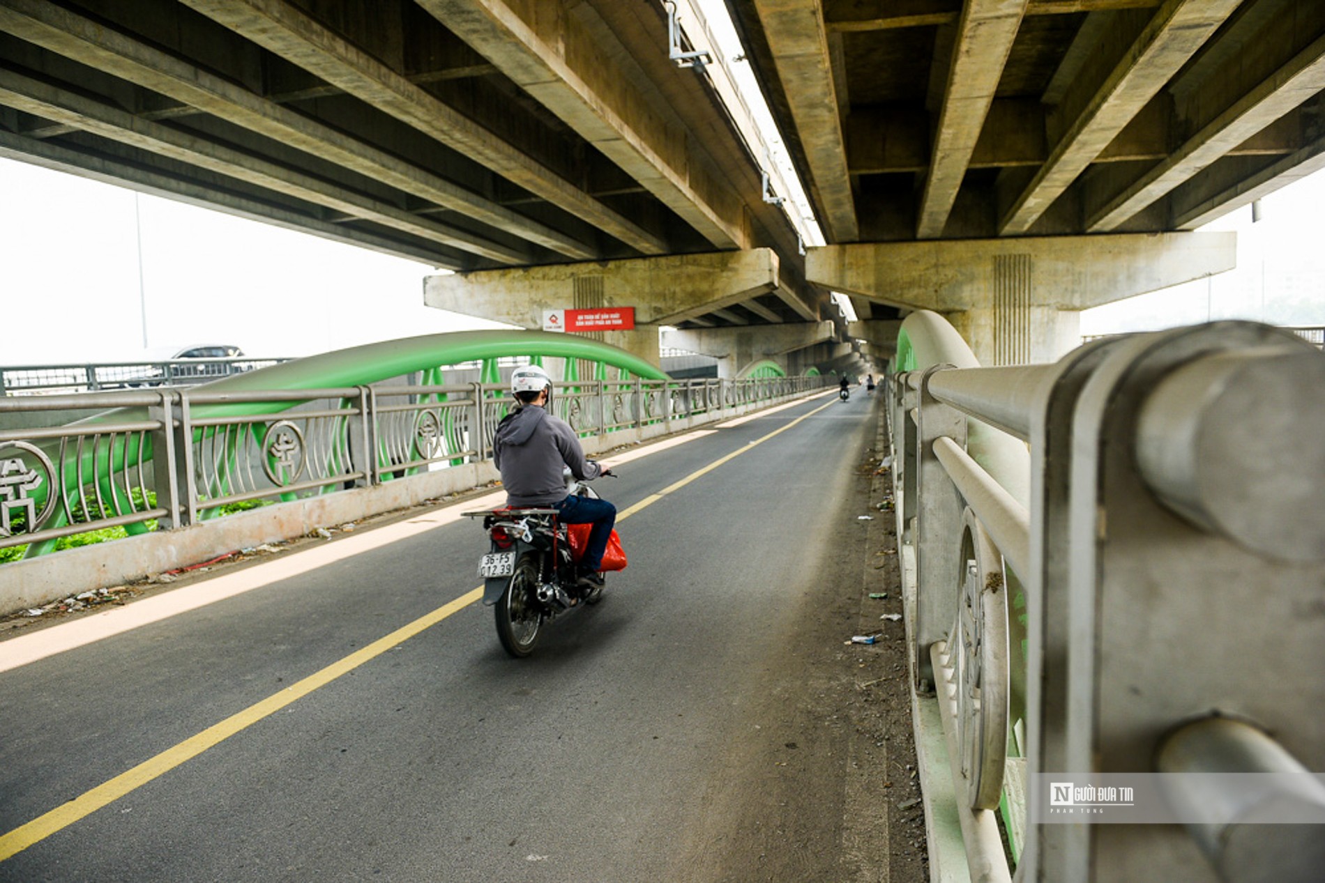 Dân sinh - Hà Nội: Cầu vòm thép 65 tỷ đồng vắng xe qua lại, thành nơi đỗ ô tô (Hình 8).