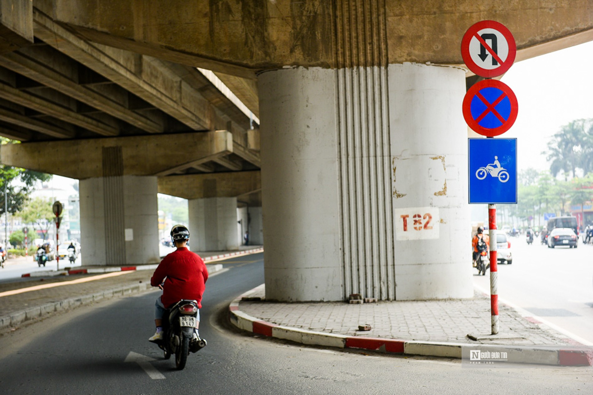 Dân sinh - Hà Nội: Cầu vòm thép 65 tỷ đồng vắng xe qua lại, thành nơi đỗ ô tô (Hình 3).