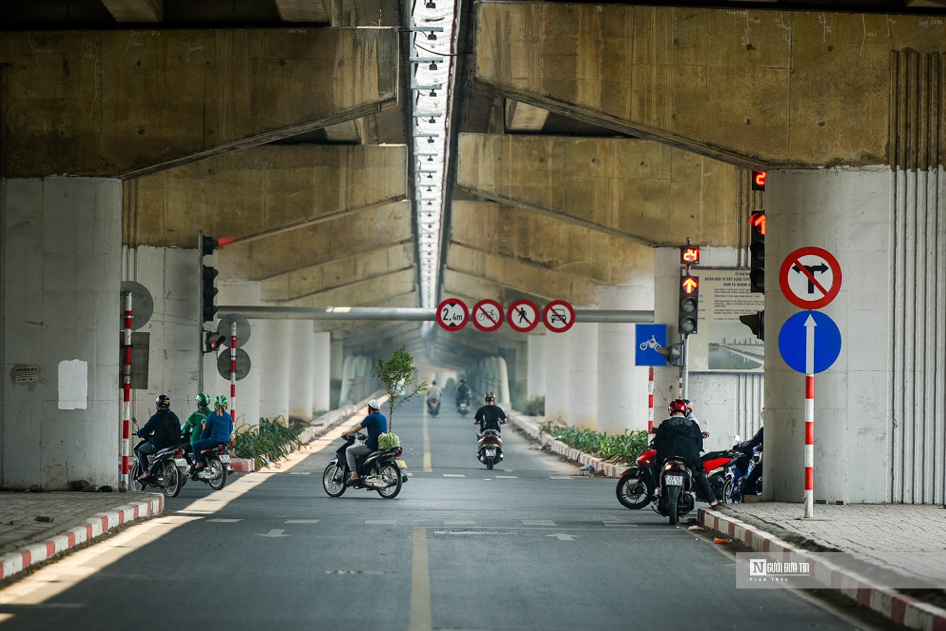 Dân sinh - Hà Nội: Cầu vòm thép 65 tỷ đồng vắng xe qua lại, thành nơi đỗ ô tô (Hình 4).