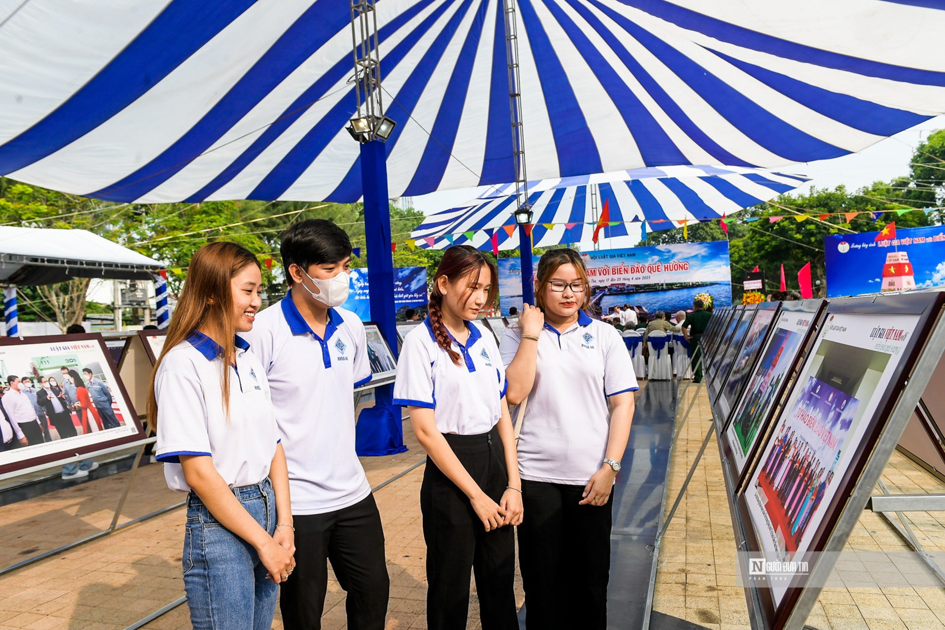 Tiêu điểm - Cần Thơ: Giới trẻ hào hứng tham quan tuần lễ Luật gia với biển đảo (Hình 3).