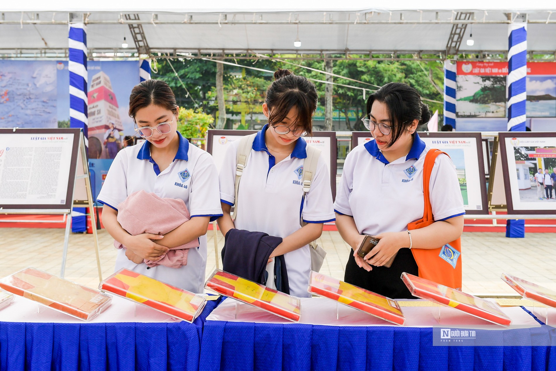 Tiêu điểm - Cần Thơ: Giới trẻ hào hứng tham quan tuần lễ Luật gia với biển đảo (Hình 4).