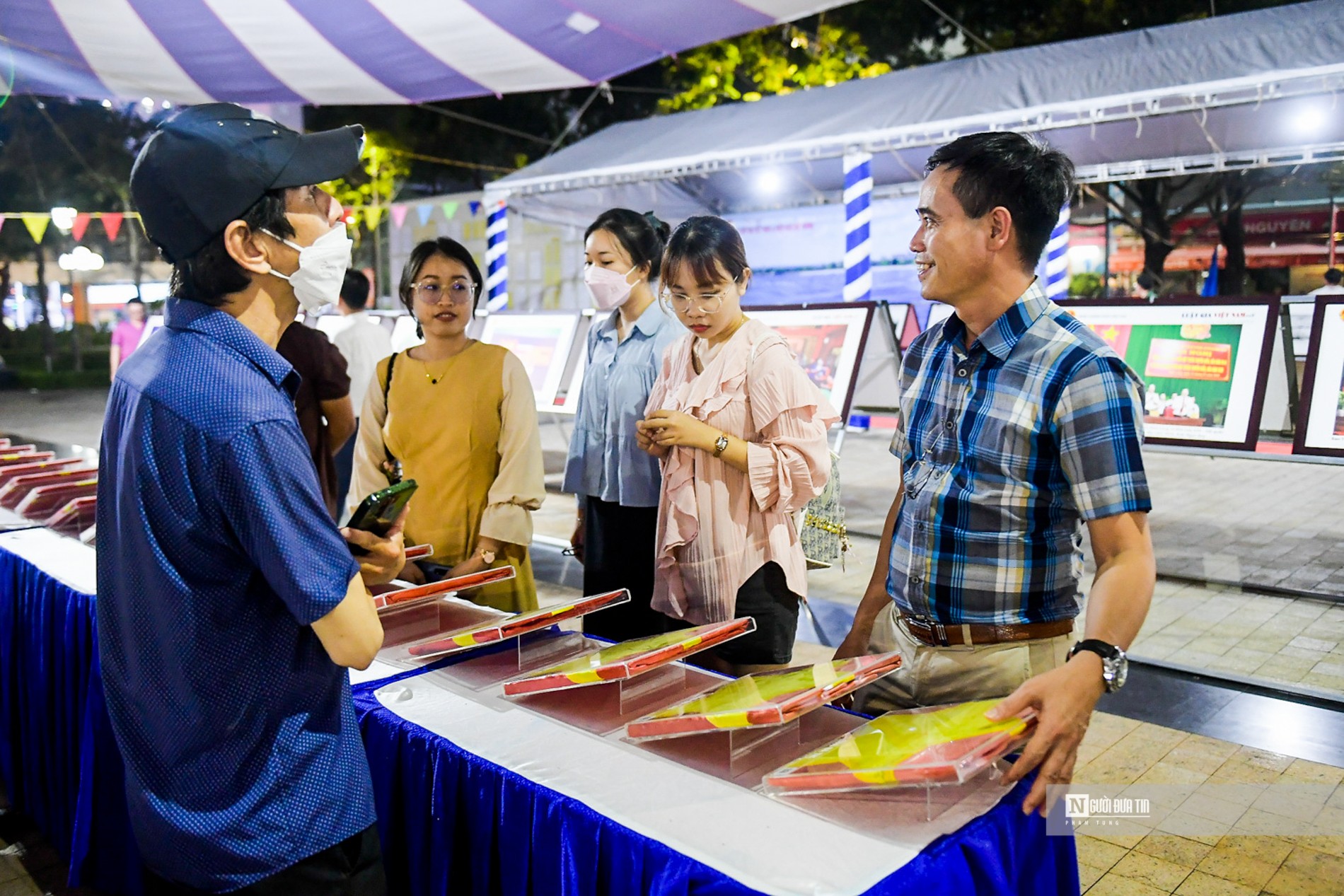 Tiêu điểm - Cần Thơ: Giới trẻ hào hứng tham quan tuần lễ Luật gia với biển đảo (Hình 8).