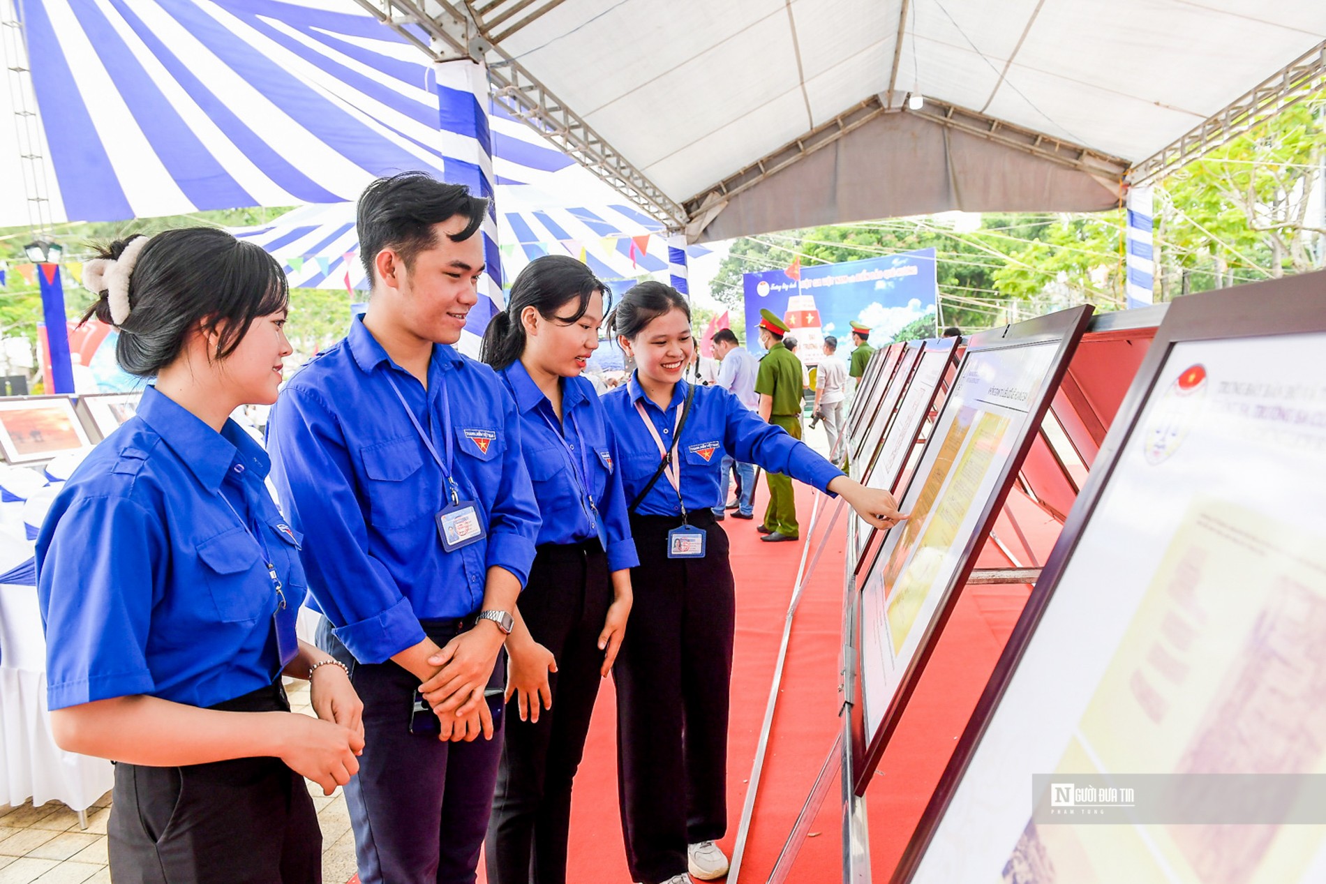 Tiêu điểm - Cần Thơ: Giới trẻ hào hứng tham quan tuần lễ Luật gia với biển đảo (Hình 2).