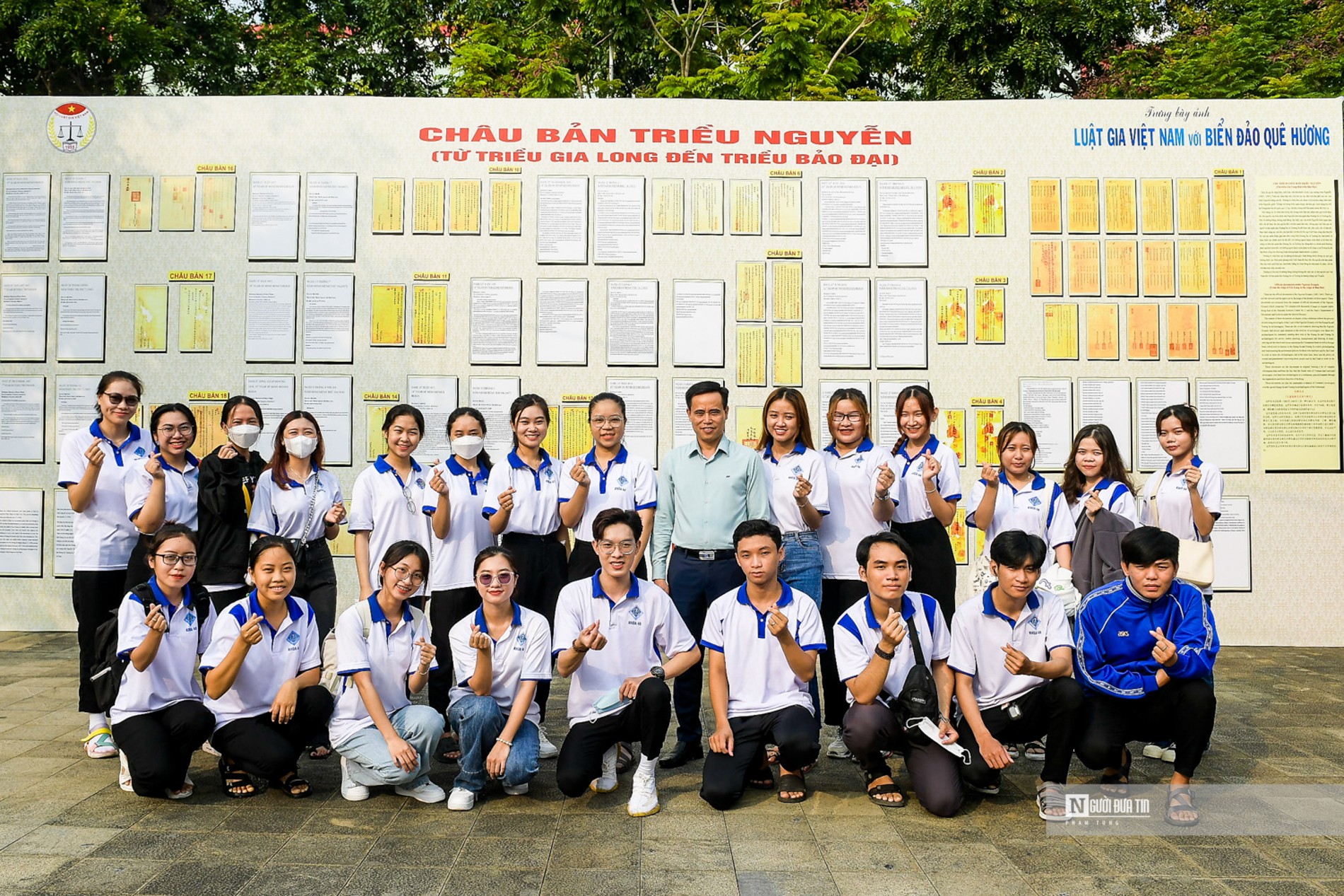 Tiêu điểm - Cần Thơ: Giới trẻ hào hứng tham quan tuần lễ Luật gia với biển đảo (Hình 5).