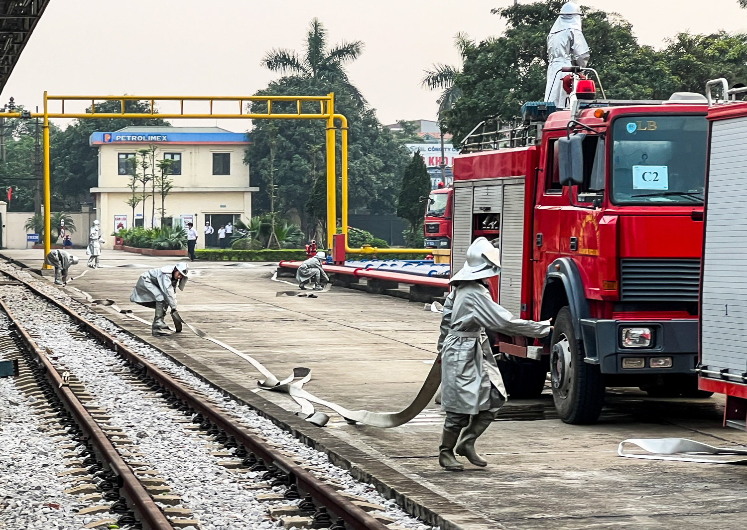 Dân sinh - Công an Hà Nội diễn tập xử lý cháy bể xăng hơn 3.000 m3 (Hình 6).