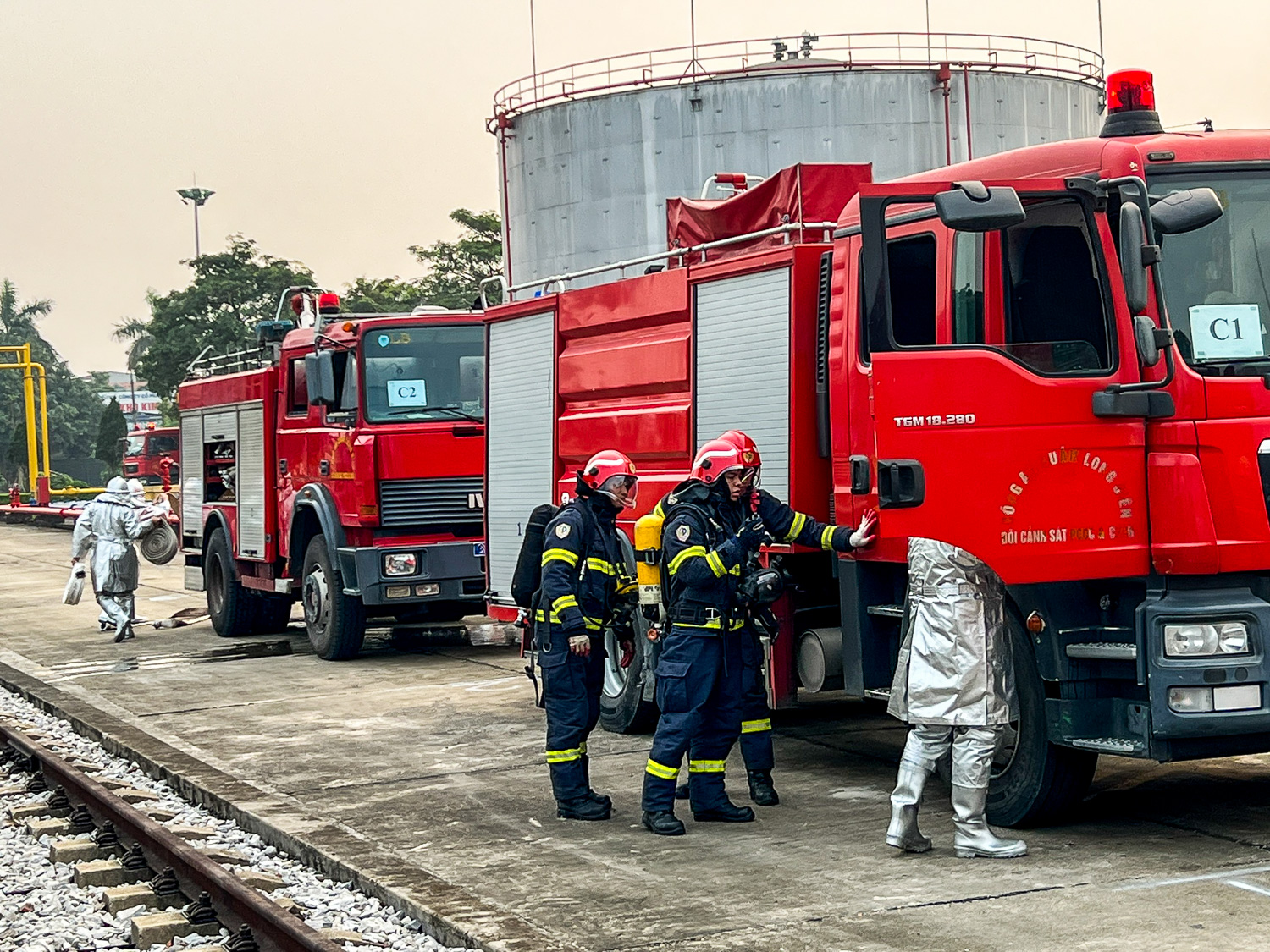 Dân sinh - Công an Hà Nội diễn tập xử lý cháy bể xăng hơn 3.000 m3 (Hình 8).