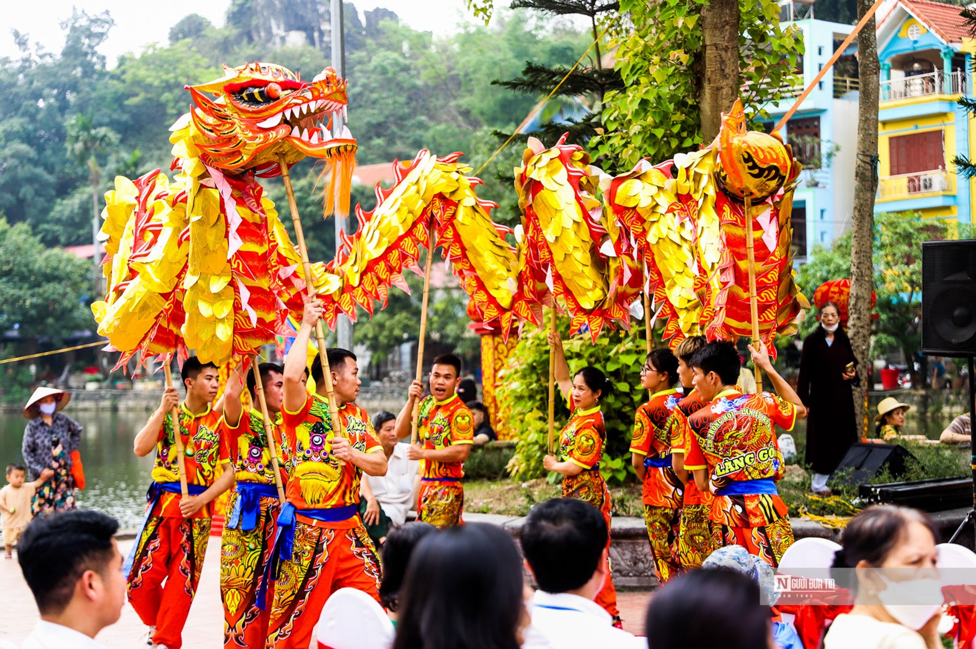 Văn hoá - Dòng người đổ về khai hội chùa Thầy (Hình 2).