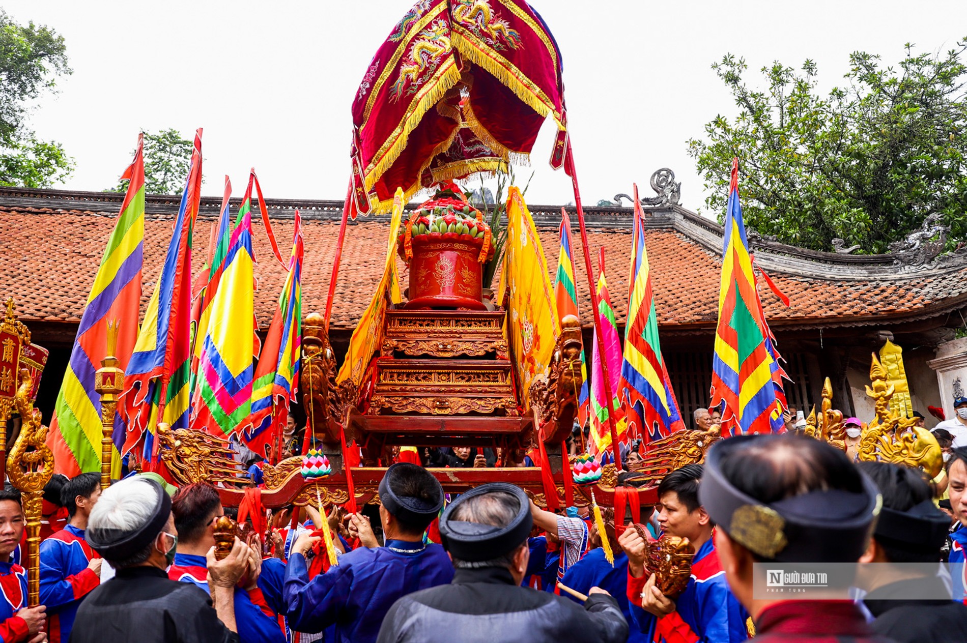 Văn hoá - Dòng người đổ về khai hội chùa Thầy (Hình 6).