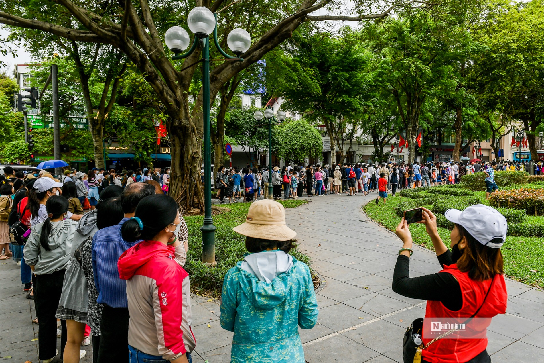 Dân sinh - Hà Nội: Người dân xếp hàng dài đi xe buýt 2 tầng miễn phí (Hình 10).