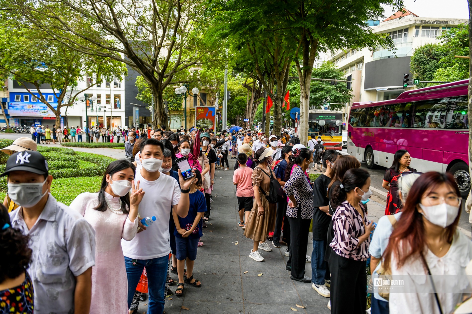 Dân sinh - Hà Nội: Người dân xếp hàng dài đi xe buýt 2 tầng miễn phí (Hình 5).