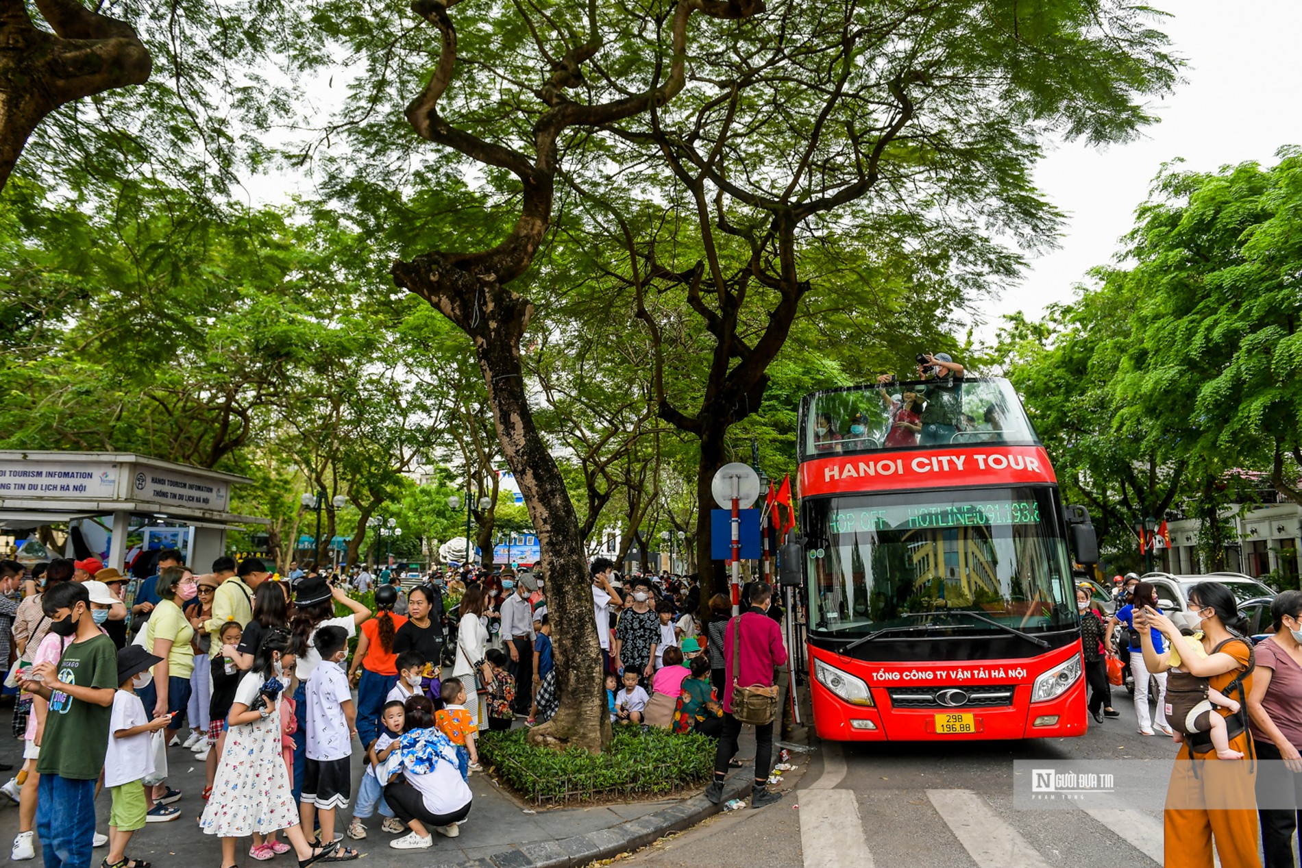 Dân sinh - Hà Nội: Người dân xếp hàng dài đi xe buýt 2 tầng miễn phí (Hình 4).