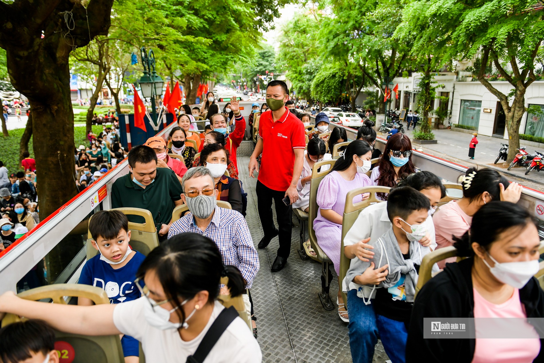 Dân sinh - Hà Nội: Người dân xếp hàng dài đi xe buýt 2 tầng miễn phí (Hình 9).