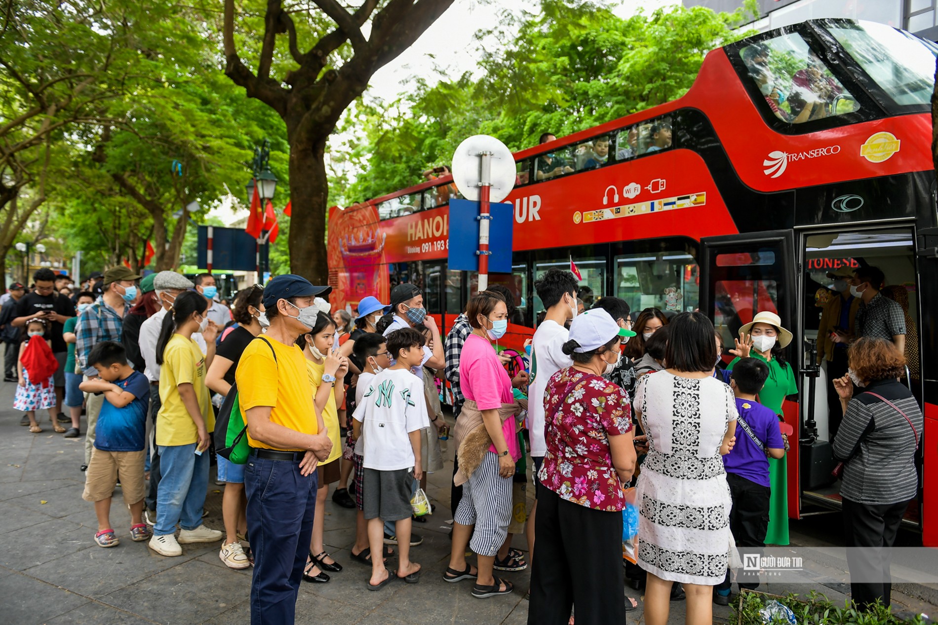 Dân sinh - Hà Nội: Người dân xếp hàng dài đi xe buýt 2 tầng miễn phí (Hình 8).