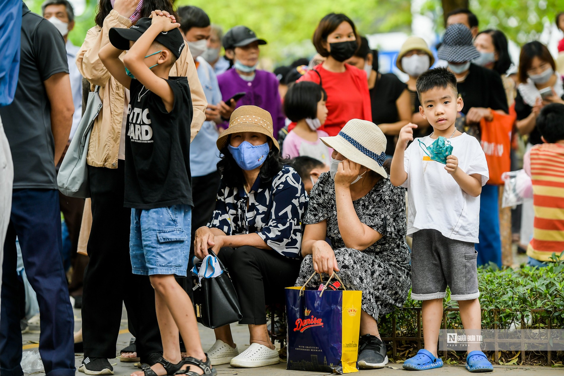 Dân sinh - Hà Nội: Người dân xếp hàng dài đi xe buýt 2 tầng miễn phí (Hình 7).