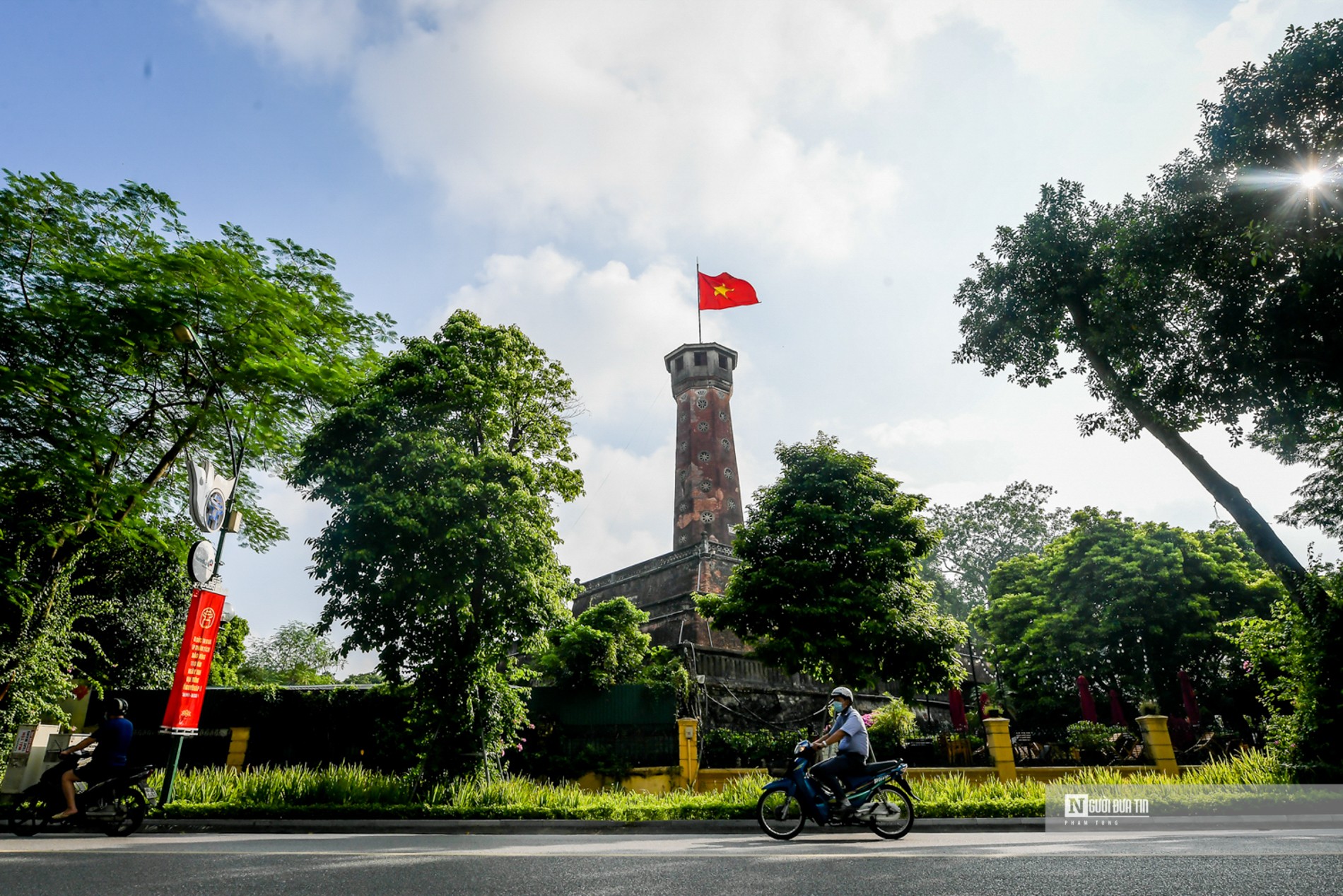 Văn hoá - Hà Nội rực sắc cờ hoa chào mừng ngày 30/4 – 1/5