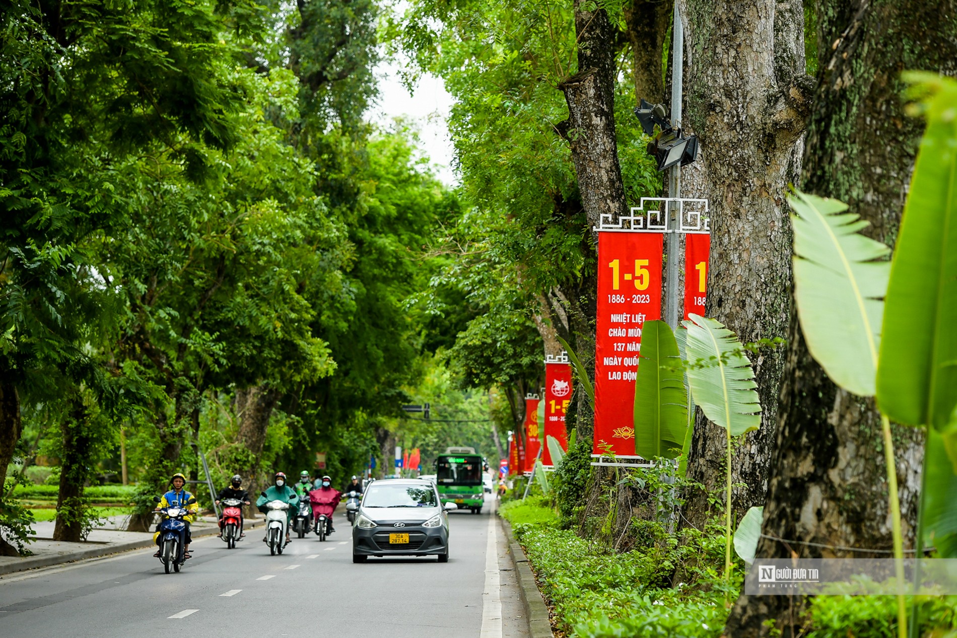 Văn hoá - Hà Nội rực sắc cờ hoa chào mừng ngày 30/4 – 1/5 (Hình 2).