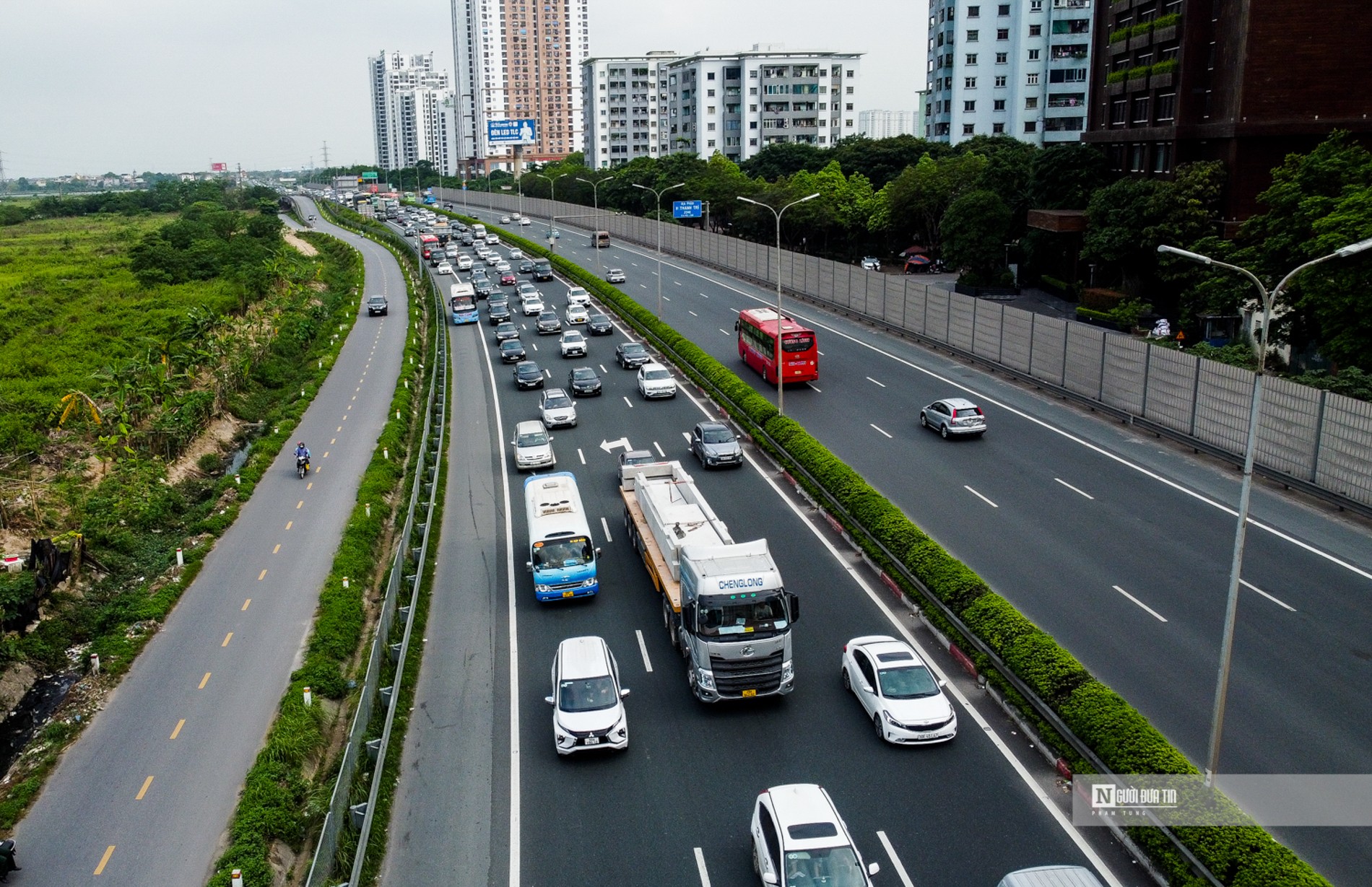 Dân sinh - Người dân đổ về Hà Nội sớm, cao tốc Pháp Vân – Cầu Giẽ tắc dài