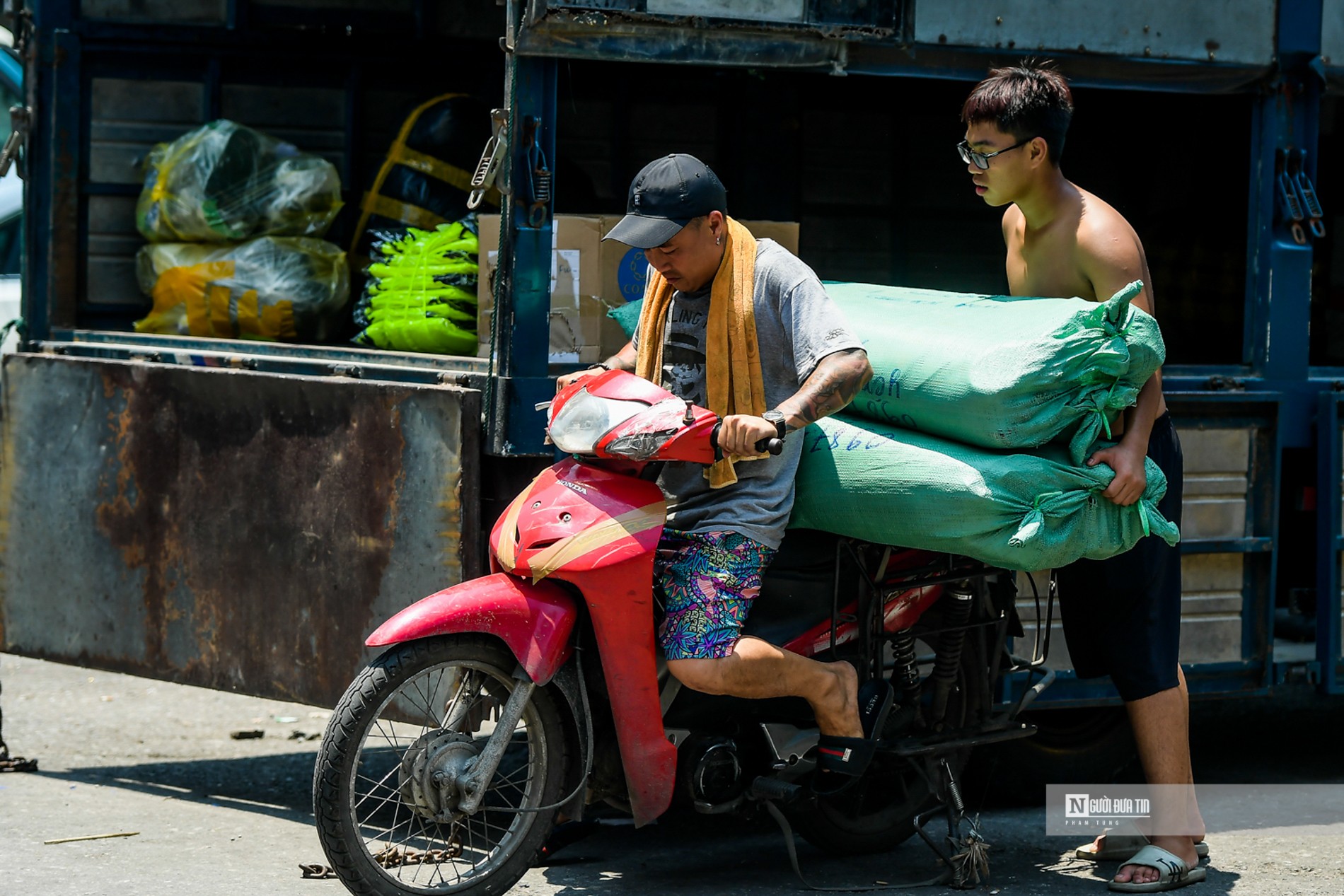 Dân sinh - Người lao động chật vật mưu sinh dưới nắng nóng gay gắt (Hình 4).