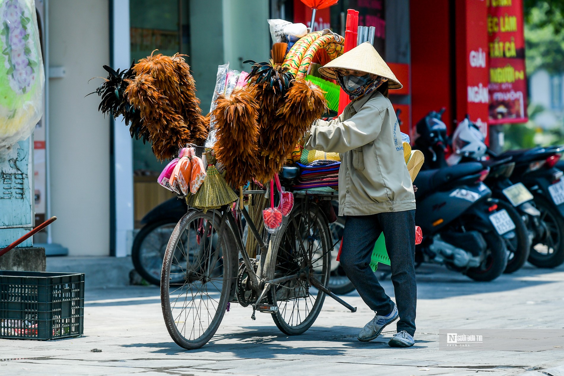 Dân sinh - Người lao động chật vật mưu sinh dưới nắng nóng gay gắt (Hình 2).