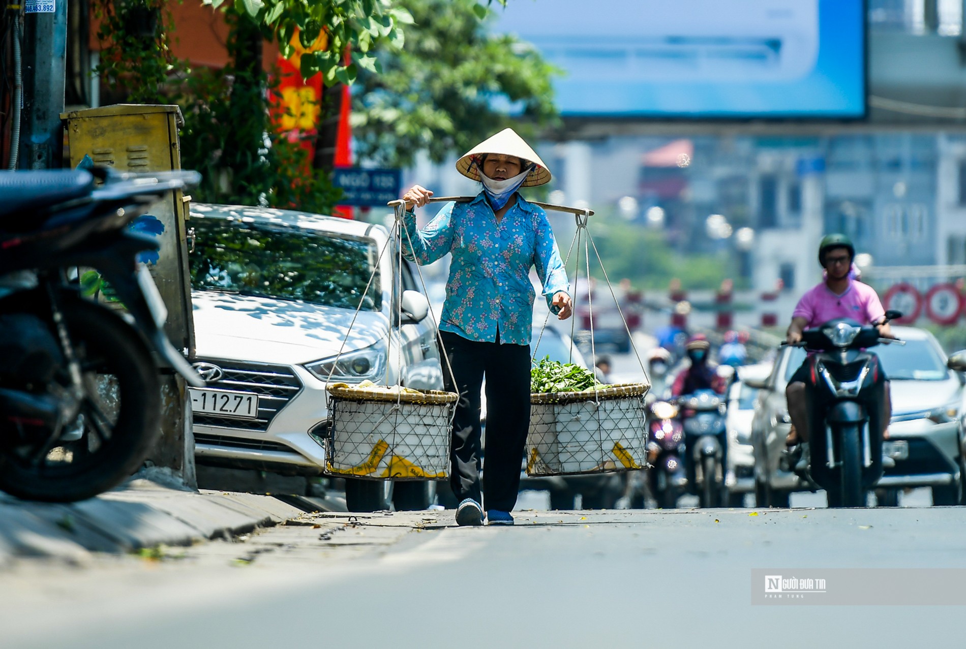 Dân sinh - Người lao động chật vật mưu sinh dưới nắng nóng gay gắt (Hình 14).