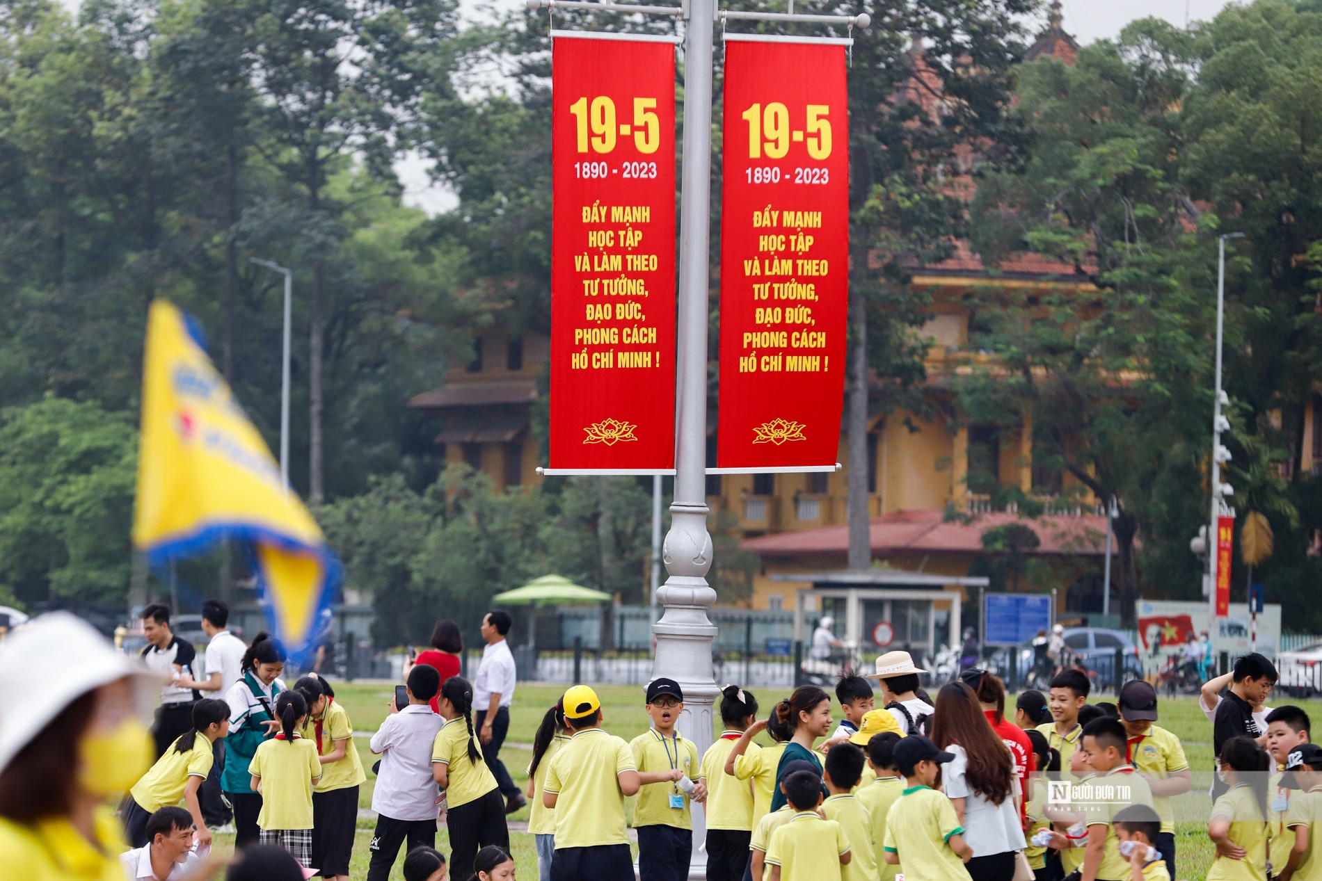 Dân sinh - Dòng người xếp hàng dài vào Lăng viếng Chủ tịch Hồ Chí Minh ngày 19/5 (Hình 8).