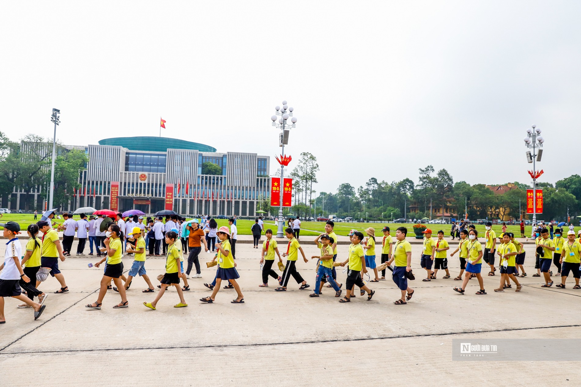 Dân sinh - Dòng người xếp hàng dài vào Lăng viếng Chủ tịch Hồ Chí Minh ngày 19/5 (Hình 7).