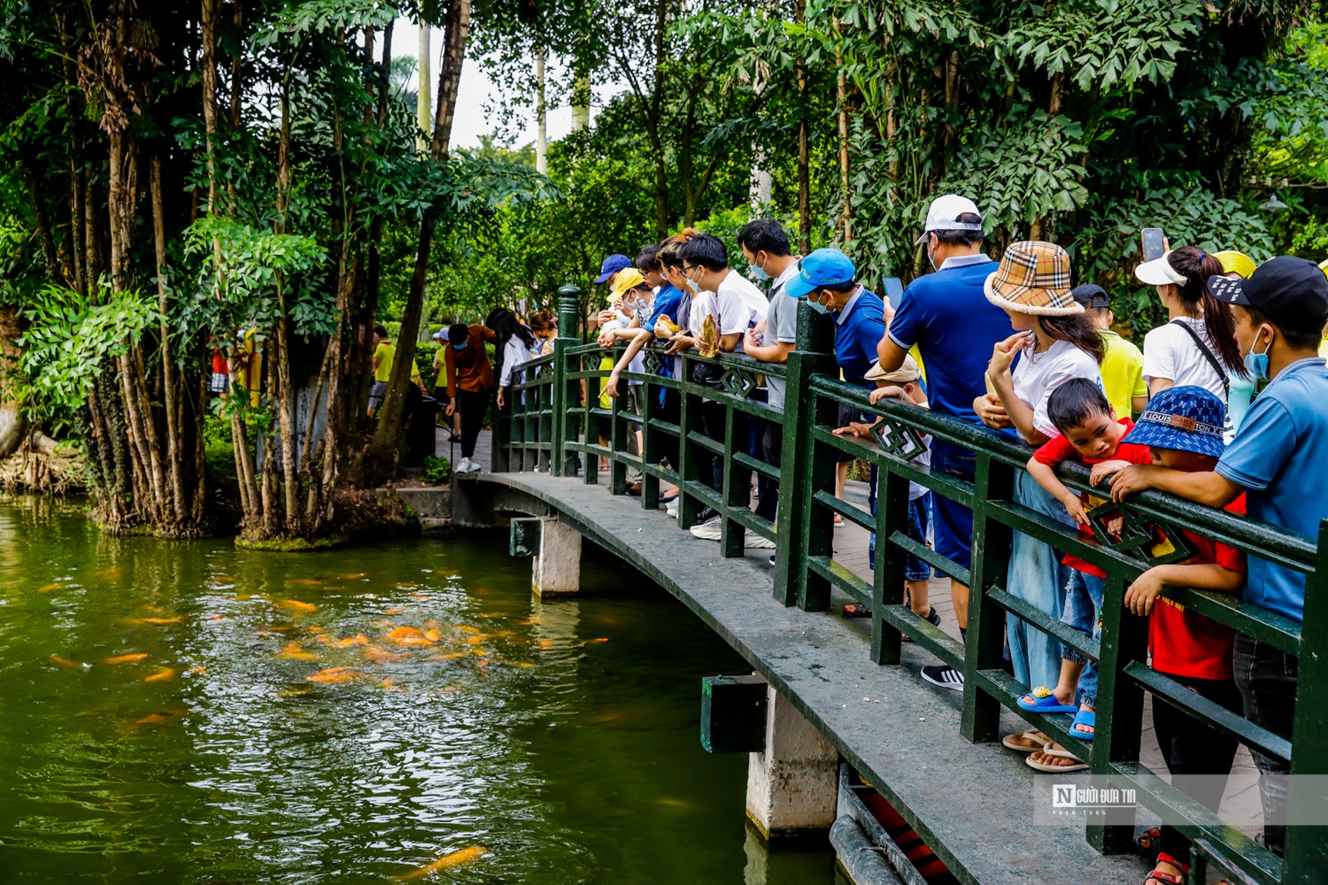 Dân sinh - Dòng người xếp hàng dài vào Lăng viếng Chủ tịch Hồ Chí Minh ngày 19/5 (Hình 12).