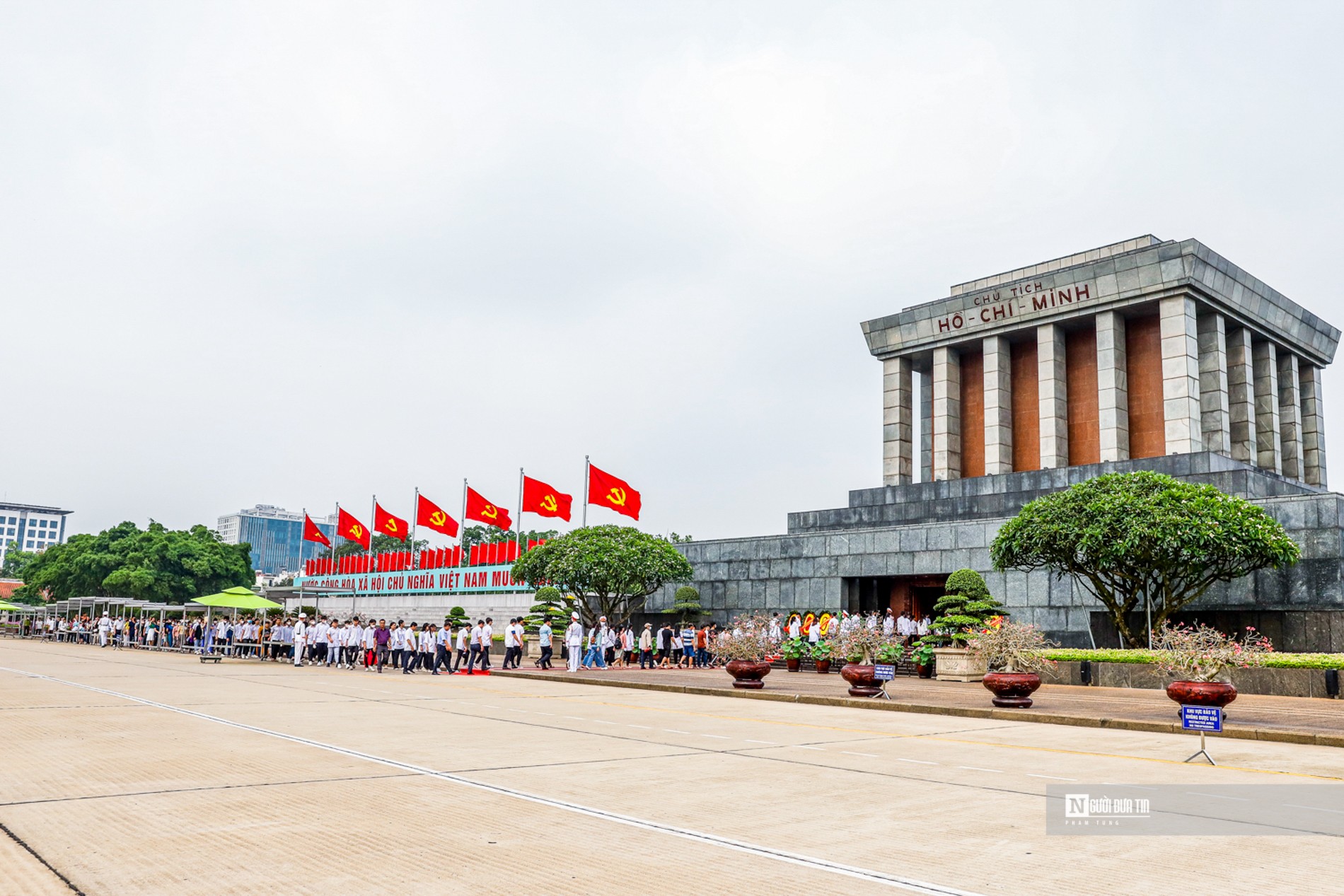 Dân sinh - Dòng người xếp hàng dài vào Lăng viếng Chủ tịch Hồ Chí Minh ngày 19/5 (Hình 2).