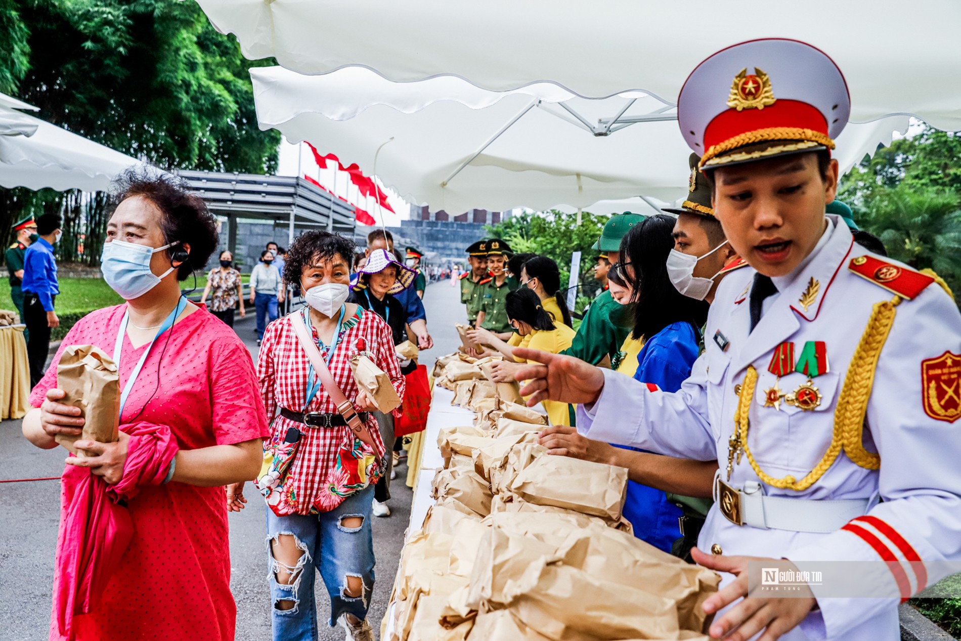 Dân sinh - Dòng người xếp hàng dài vào Lăng viếng Chủ tịch Hồ Chí Minh ngày 19/5 (Hình 9).