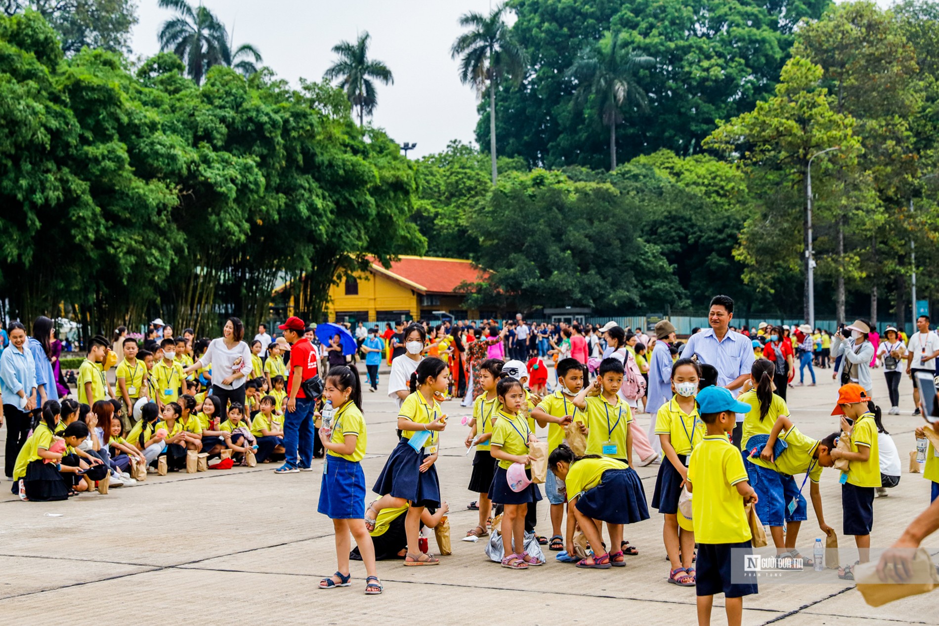 Dân sinh - Dòng người xếp hàng dài vào Lăng viếng Chủ tịch Hồ Chí Minh ngày 19/5 (Hình 5).