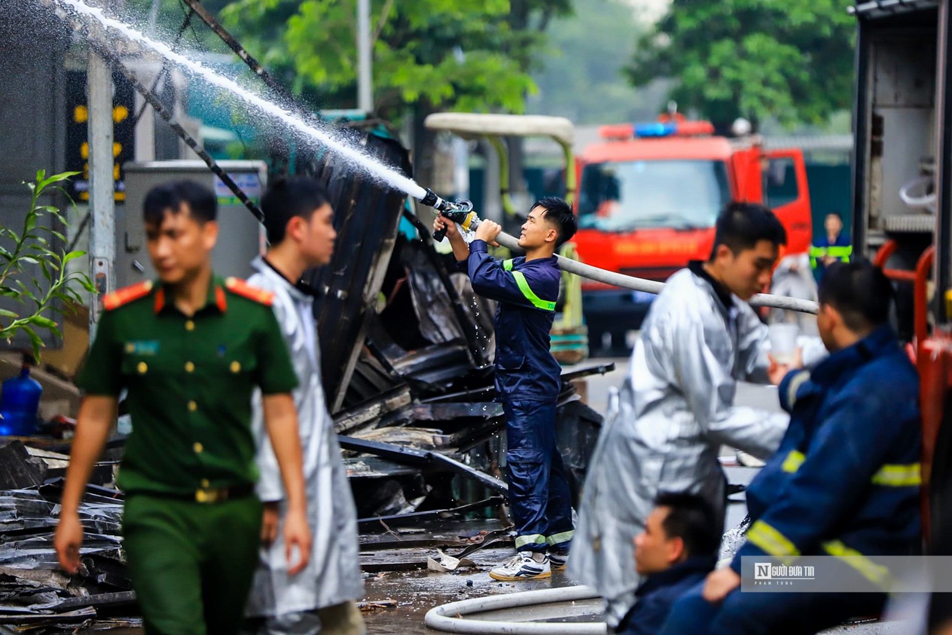 Dân sinh - Hà Nội: Cháy lớn thiêu rụi kho xưởng tại Đền Lừ (Hình 8).