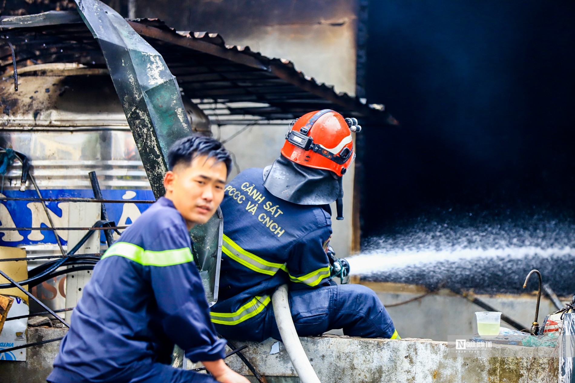 Dân sinh - Hà Nội: Cháy lớn thiêu rụi kho xưởng tại Đền Lừ (Hình 4).