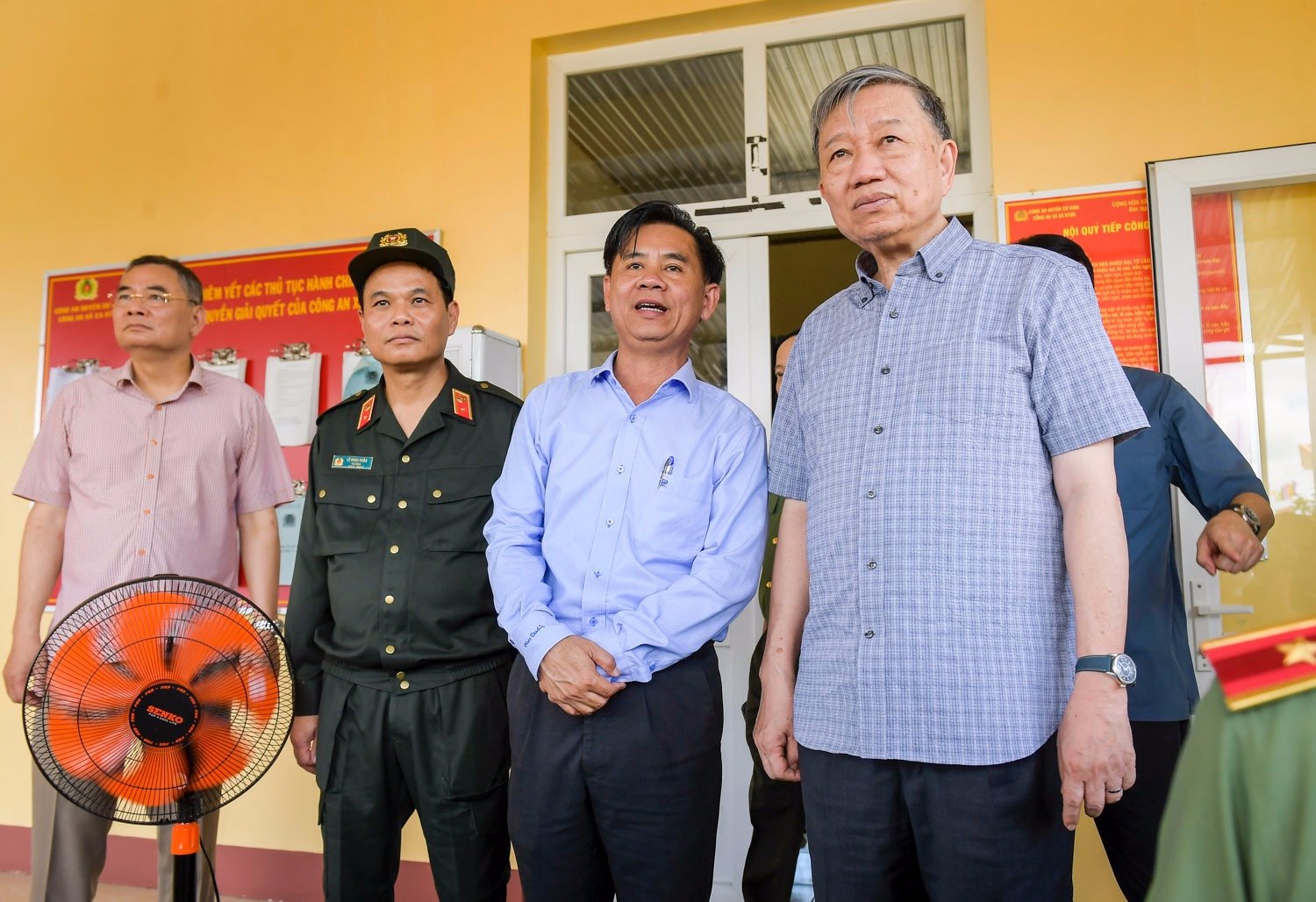 Sự kiện - Bộ trưởng Tô Lâm thăm hỏi gia đình các liệt sỹ hy sinh tại Đắk Lắk (Hình 11).