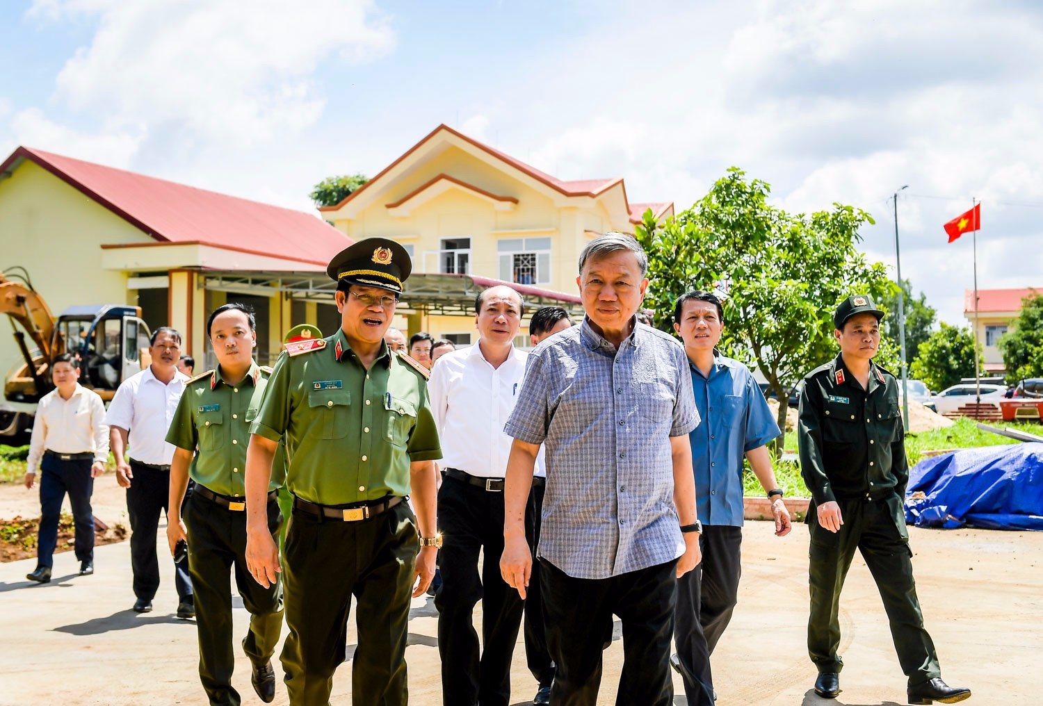 Sự kiện - Bộ trưởng Tô Lâm thăm hỏi gia đình các liệt sỹ hy sinh tại Đắk Lắk (Hình 10).