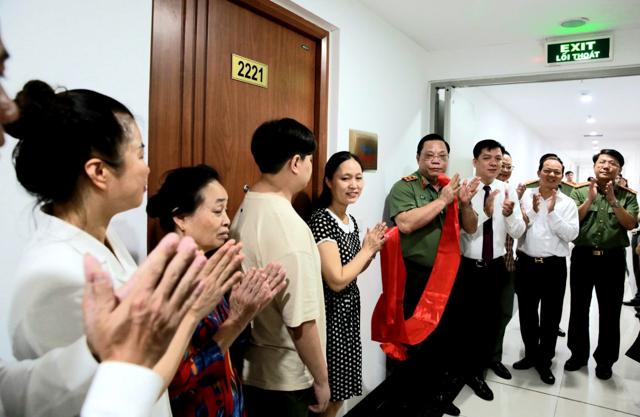 Dân sinh - Hà Nội: Tặng nhà cho thân nhân các liệt sĩ PCCC&CNCH hy sinh ở Quan Hoa (Hình 2).