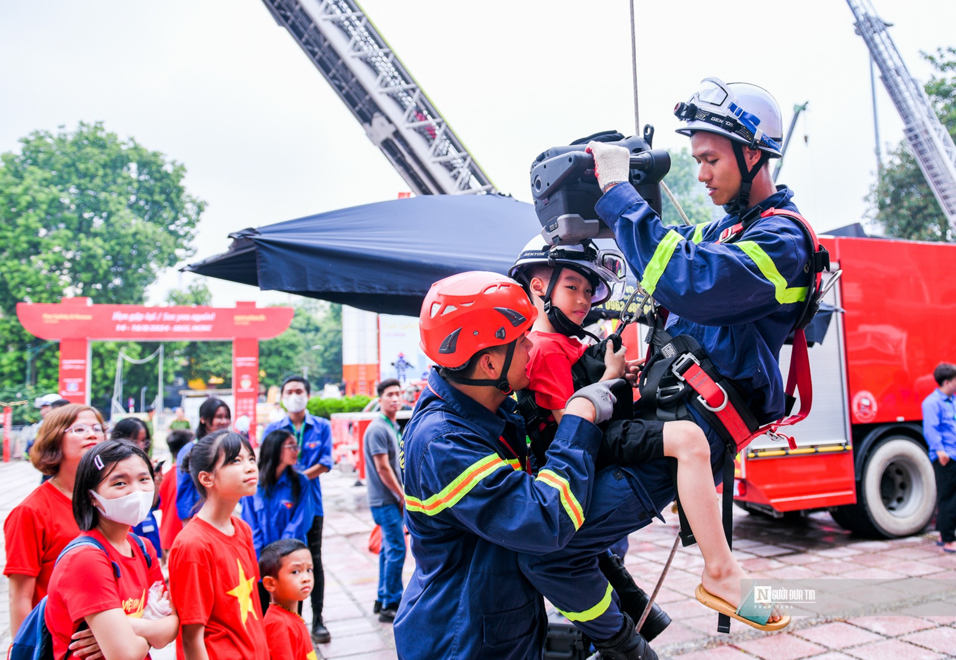 Dân sinh - Học sinh Thủ đô thích thú tham gia chữa cháy	 (Hình 5).