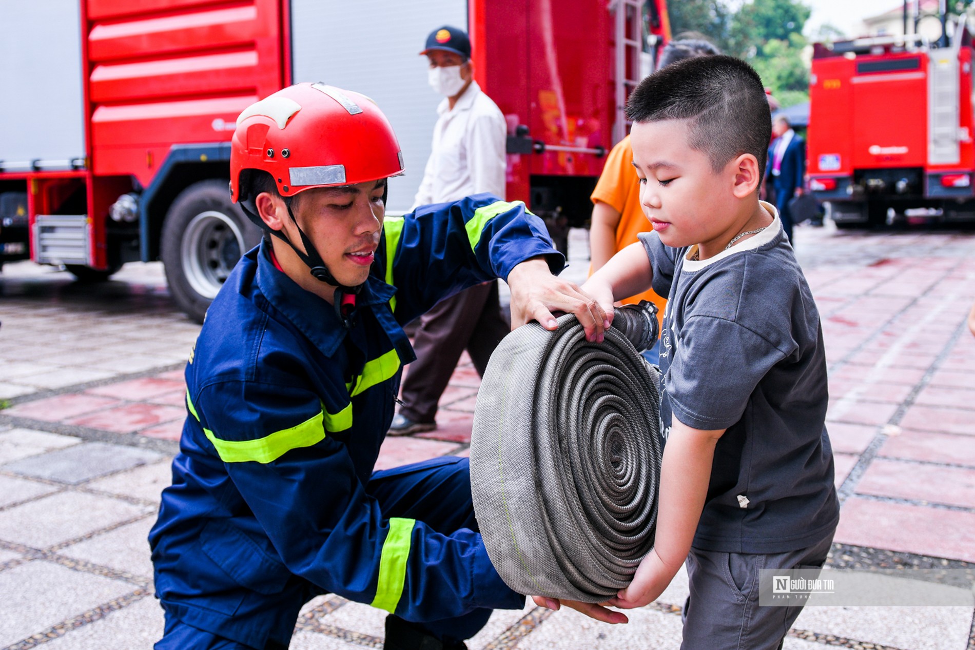 Dân sinh - Học sinh Thủ đô thích thú tham gia chữa cháy	 (Hình 4).