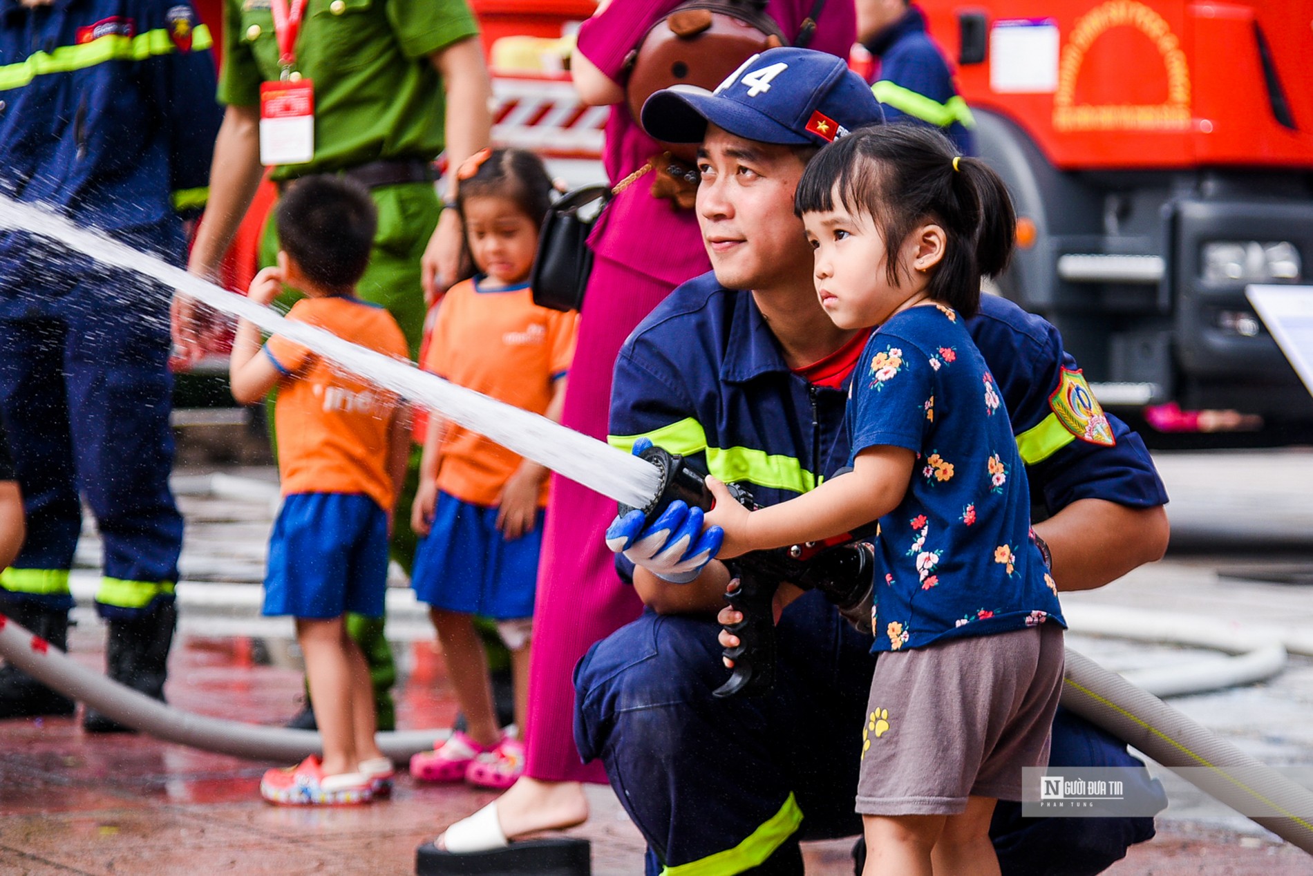 Dân sinh - Học sinh Thủ đô thích thú tham gia chữa cháy	 (Hình 3).