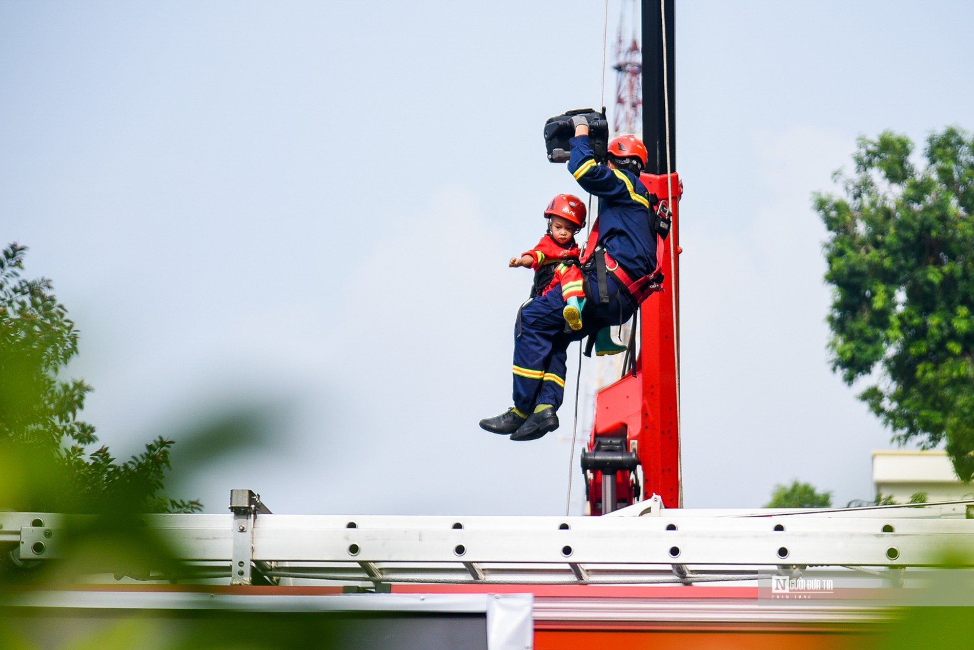 Dân sinh - Học sinh Thủ đô thích thú tham gia chữa cháy	 (Hình 2).